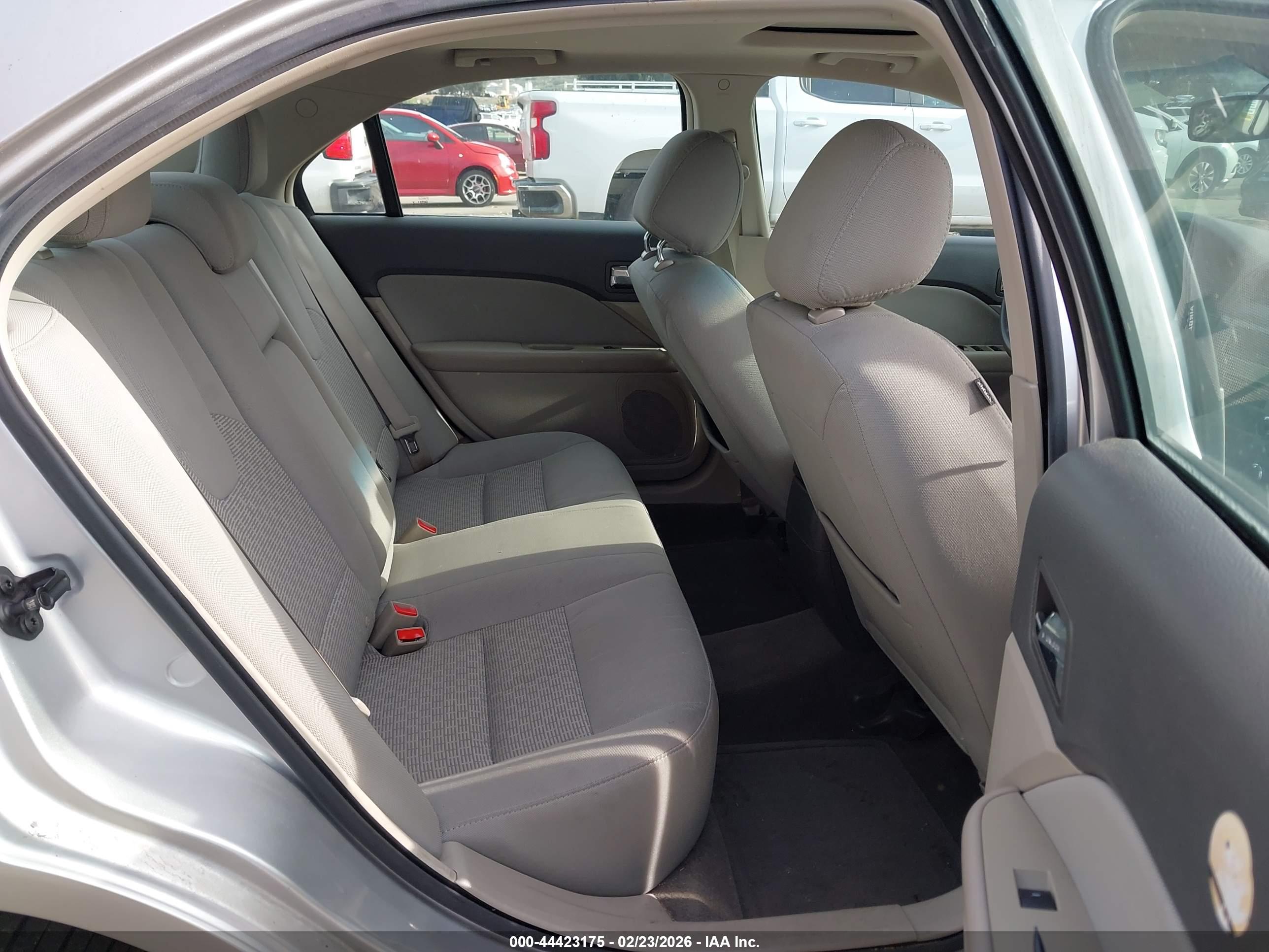 FORD FUSION image 8