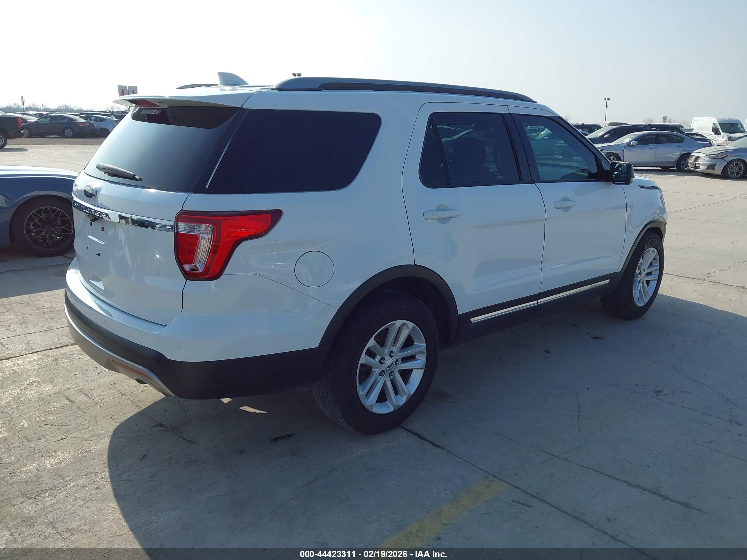 FORD EXPLORER image 4