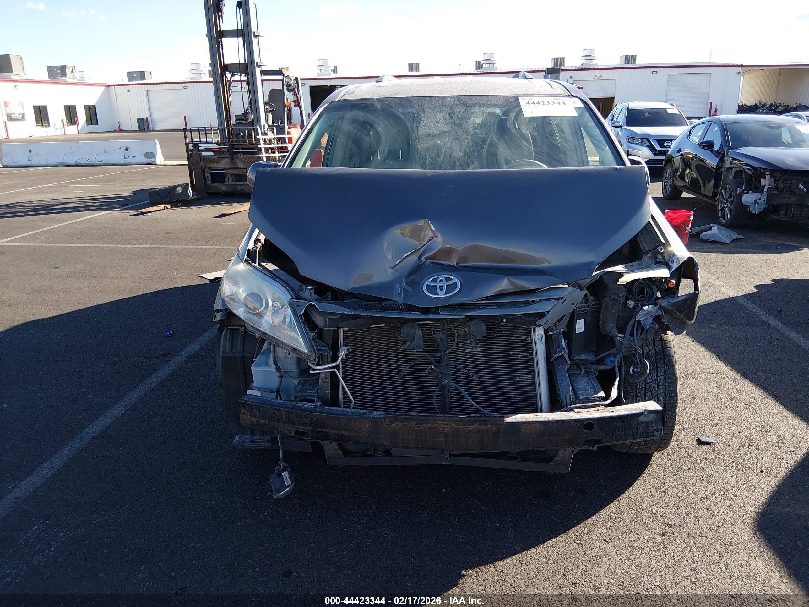 TOYOTA SIENNA image 6