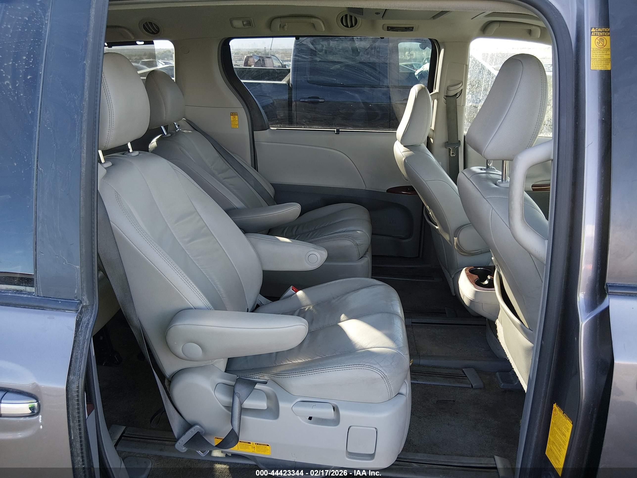 TOYOTA SIENNA image 8