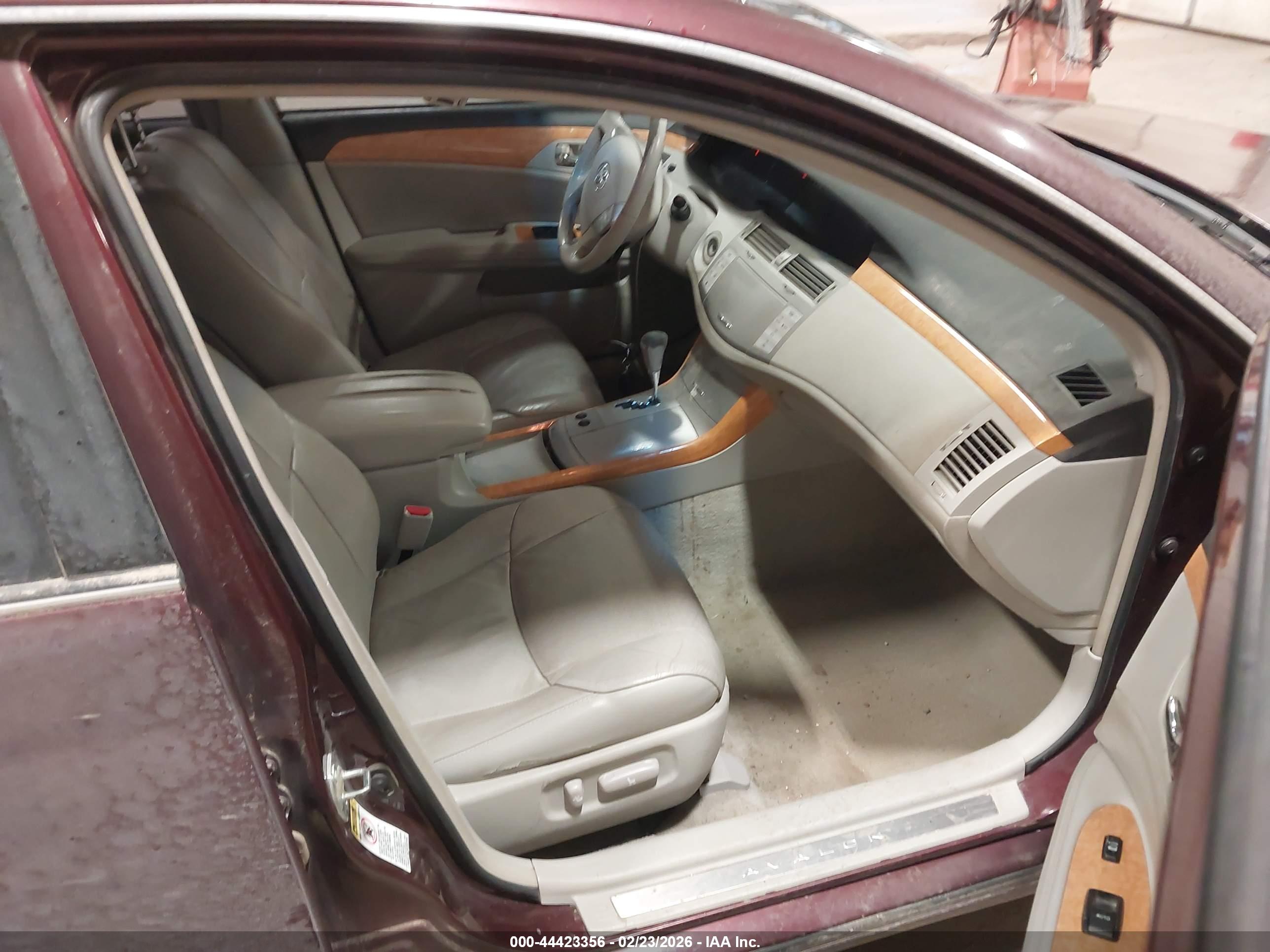 TOYOTA AVALON image 5