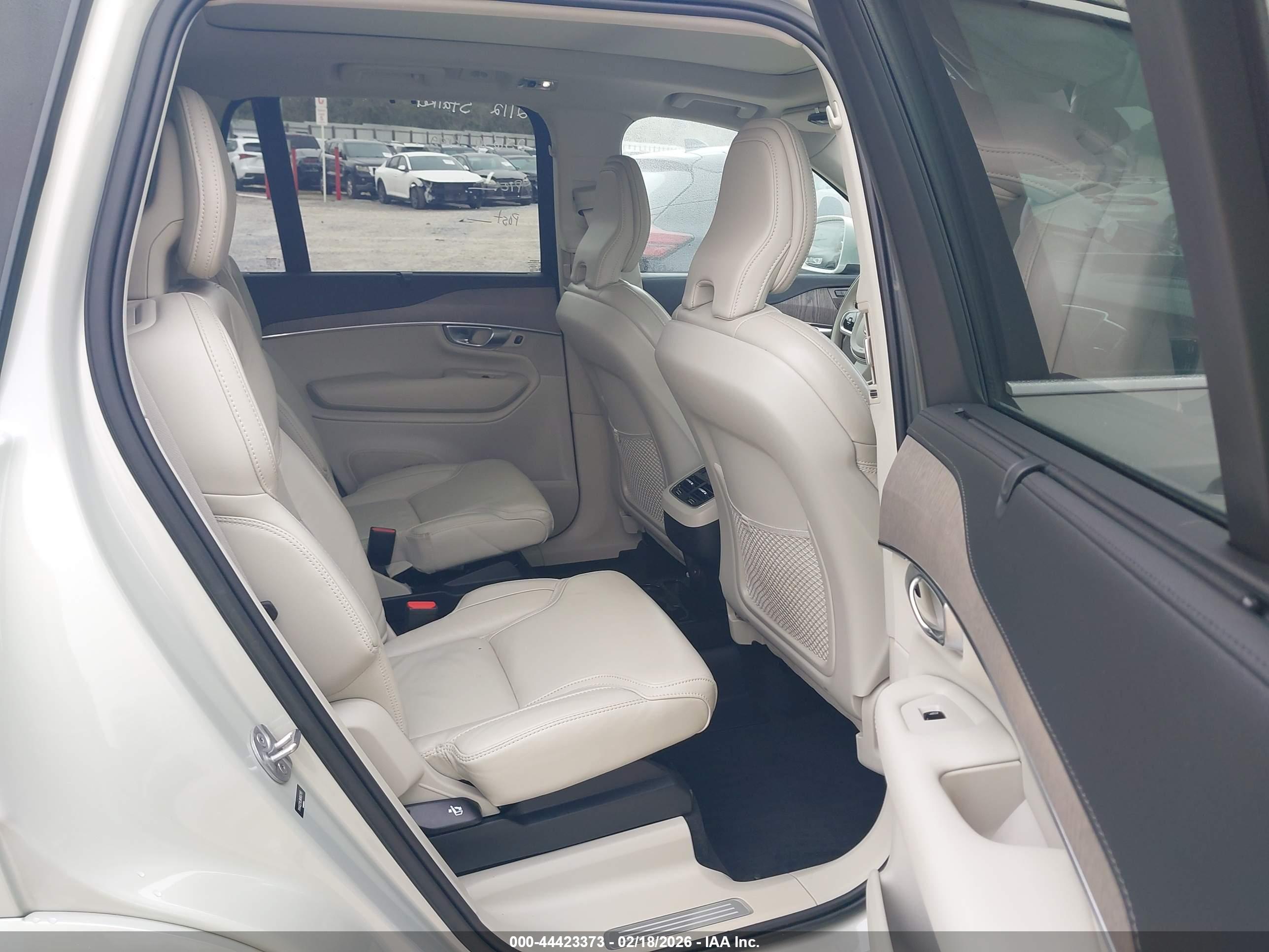 VOLVO XC90 image 8