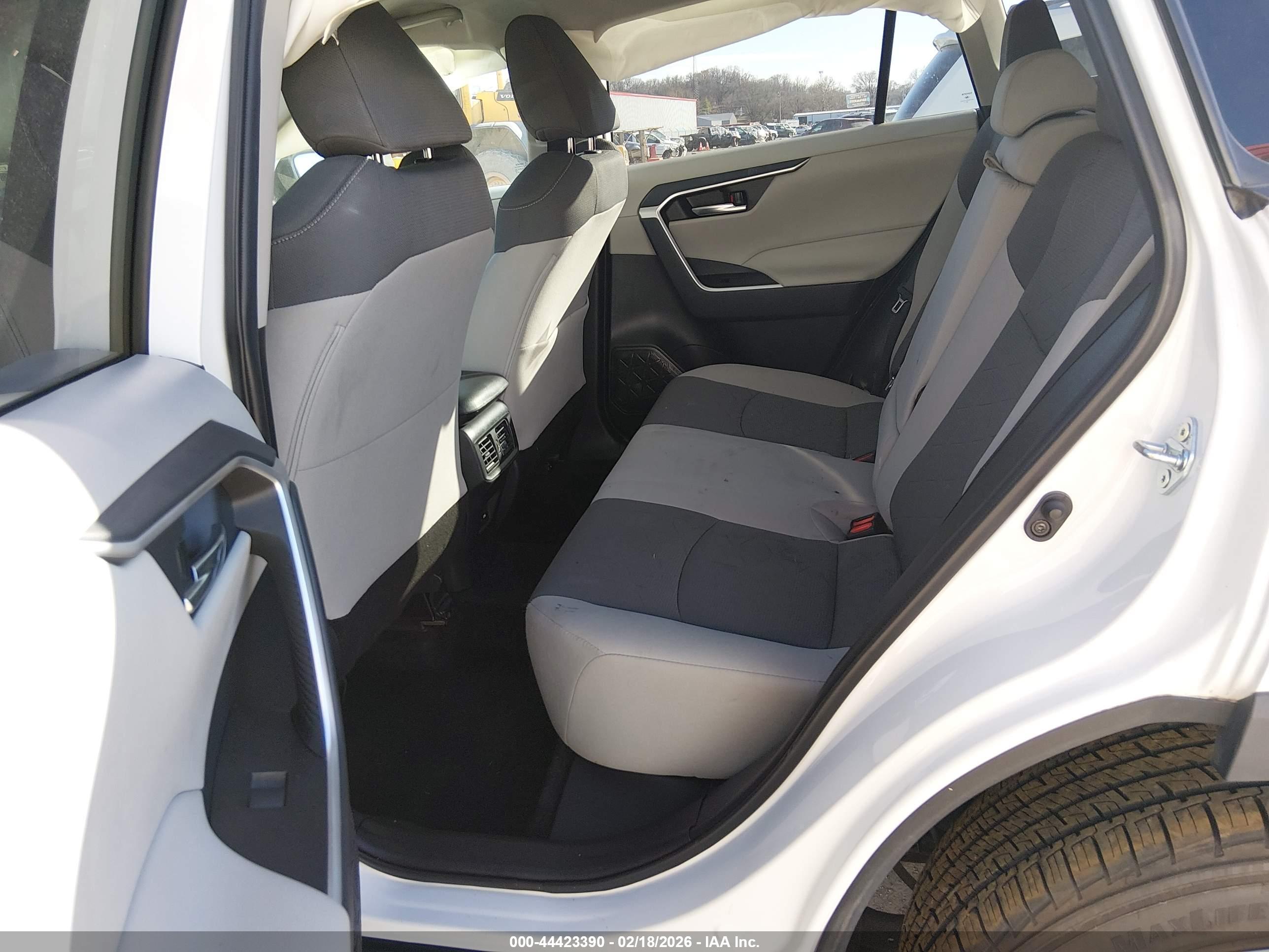 TOYOTA RAV4 image 8