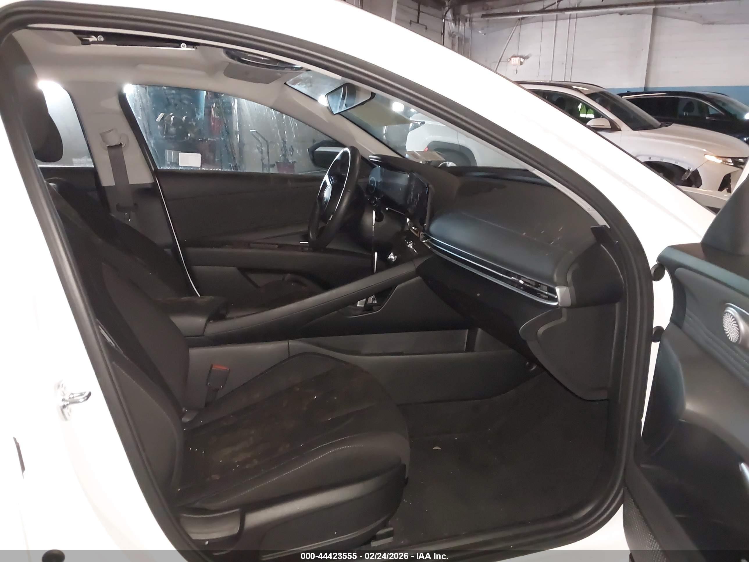 HYUNDAI ELANTRA image 5
