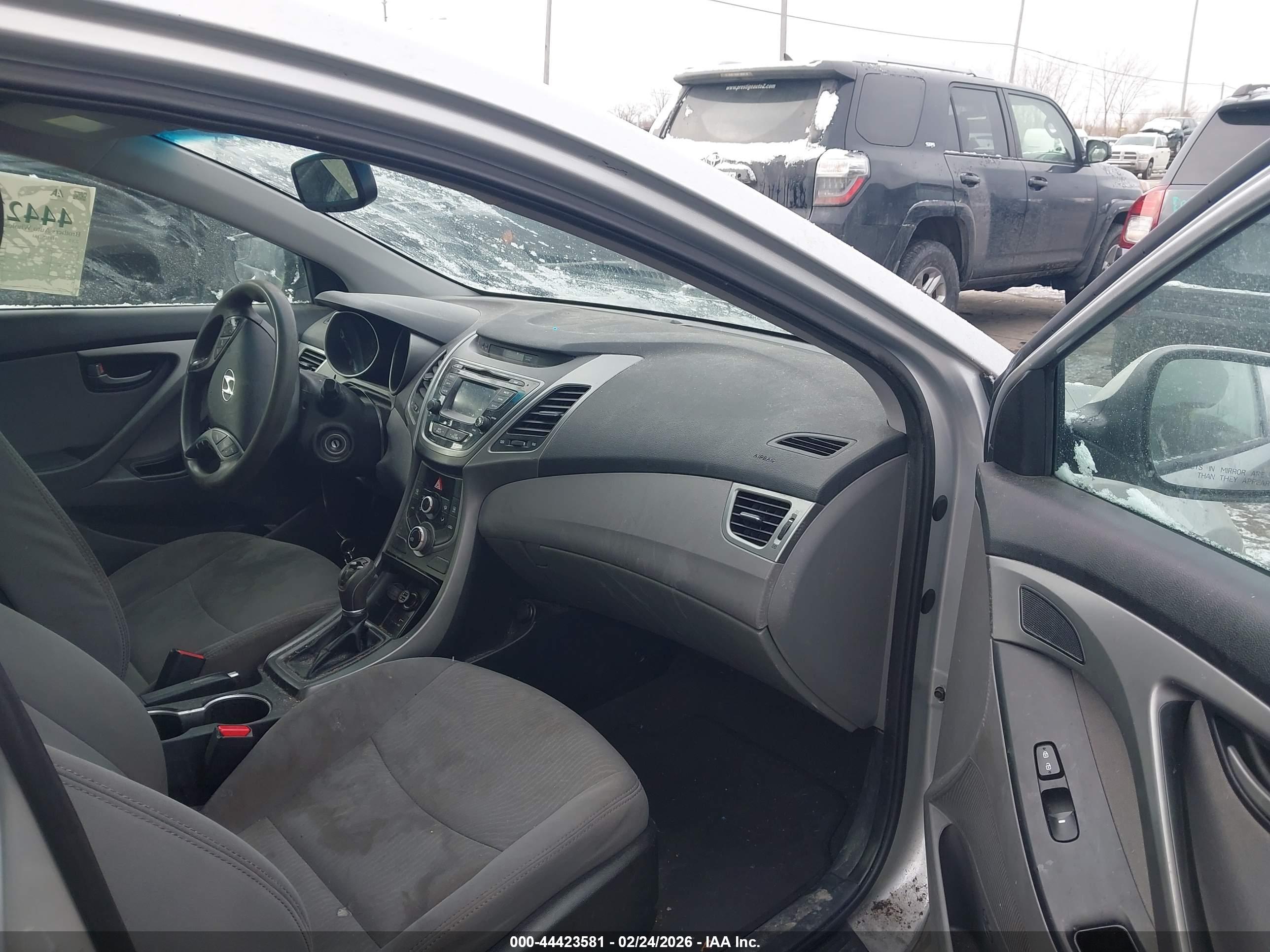 HYUNDAI ELANTRA image 5