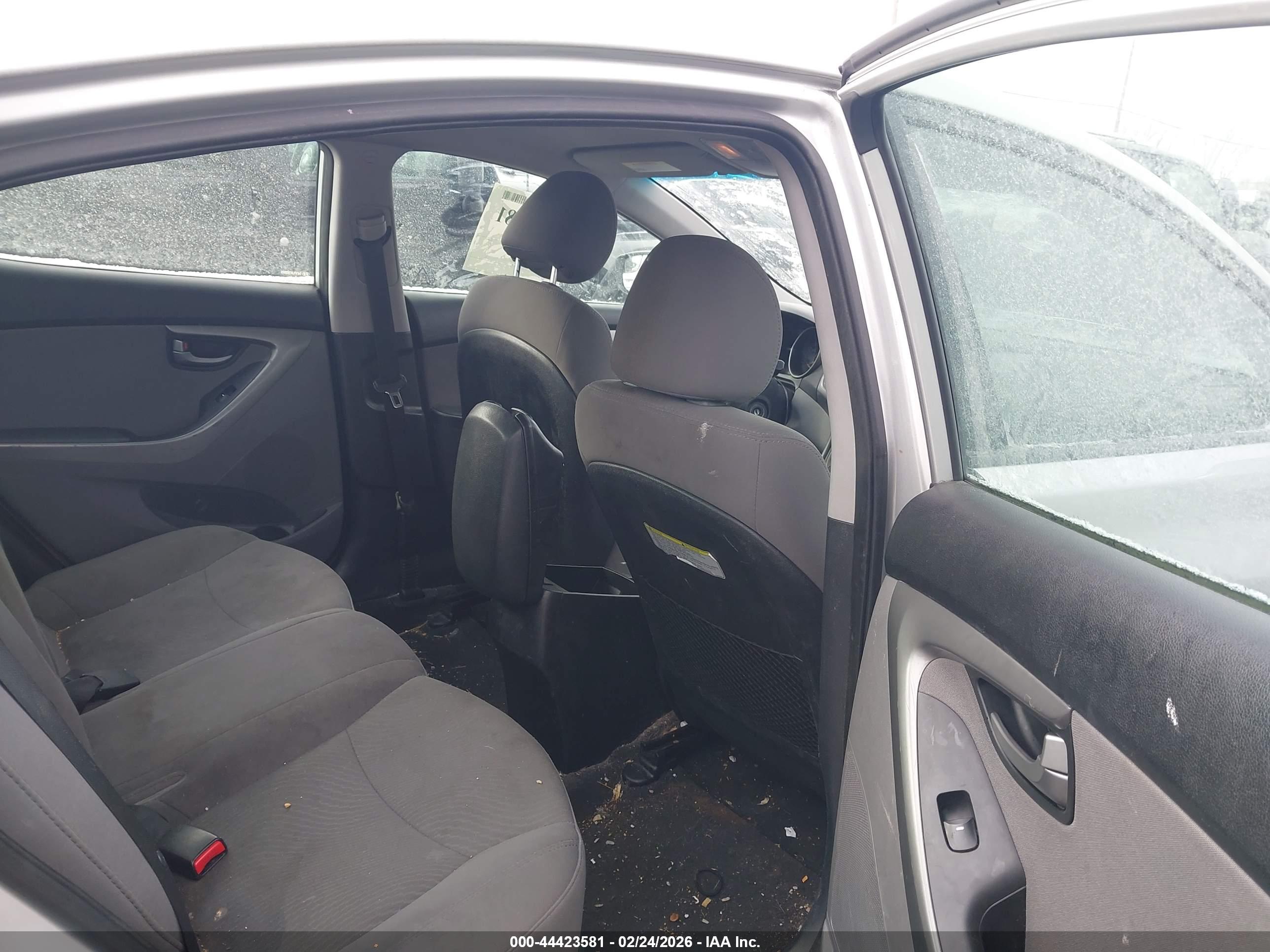 HYUNDAI ELANTRA image 8