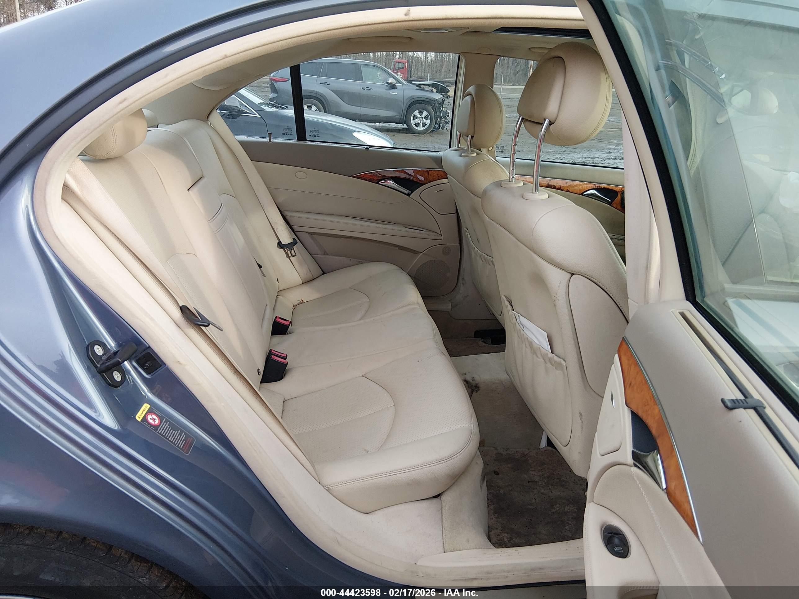 MERCEDES-BENZ E image 8