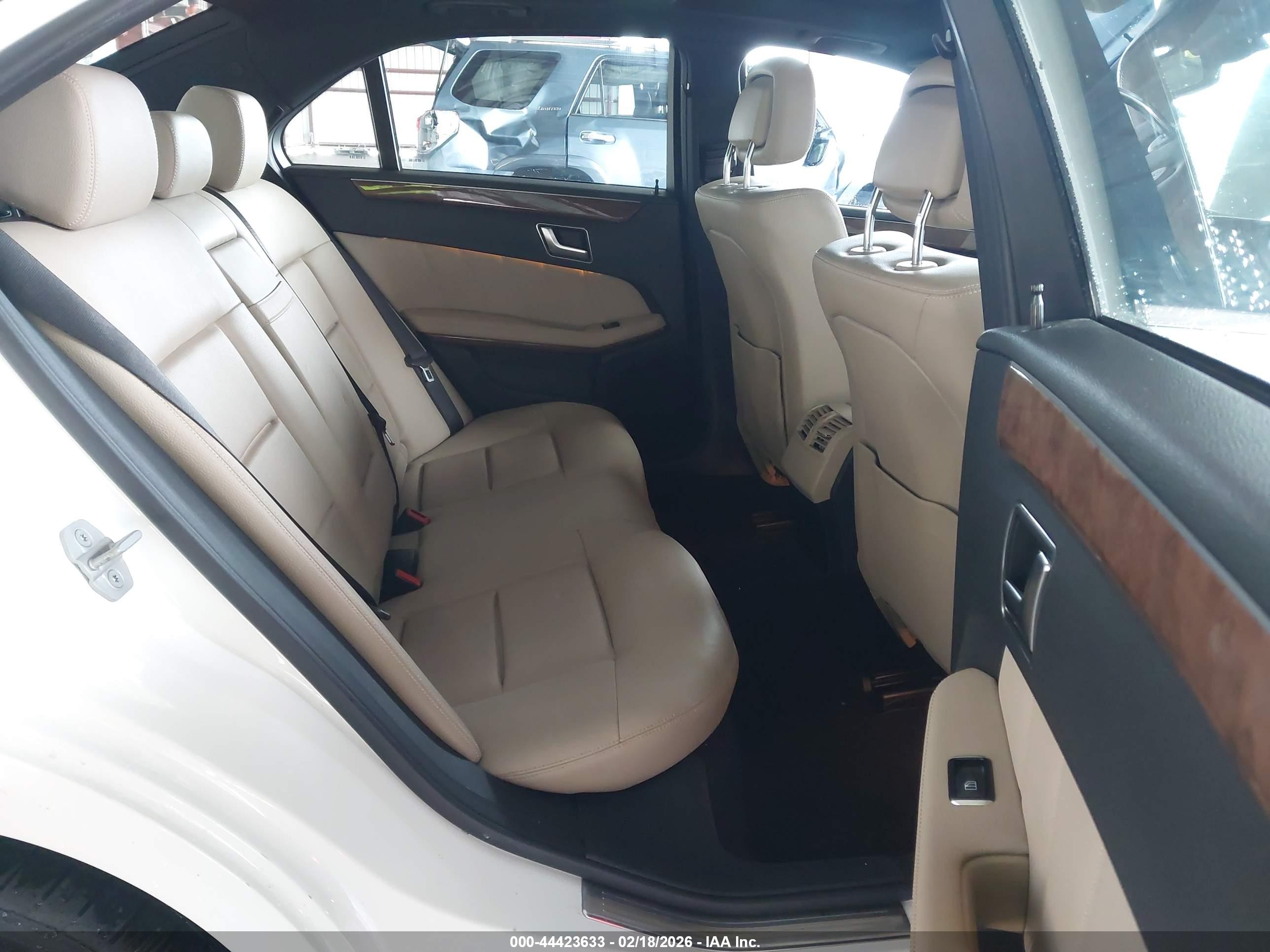 MERCEDES-BENZ E image 8
