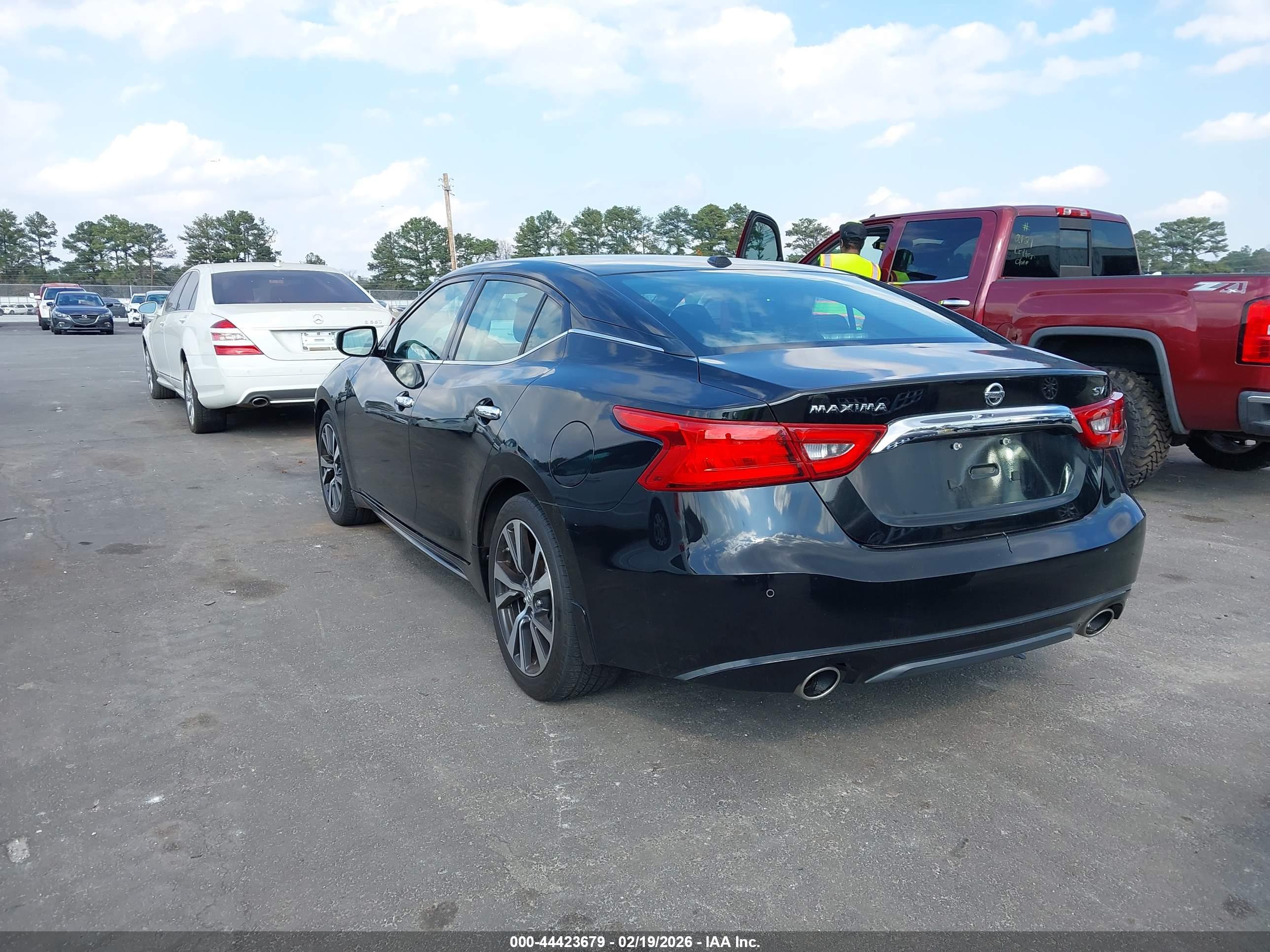 NISSAN MAXIMA image 3