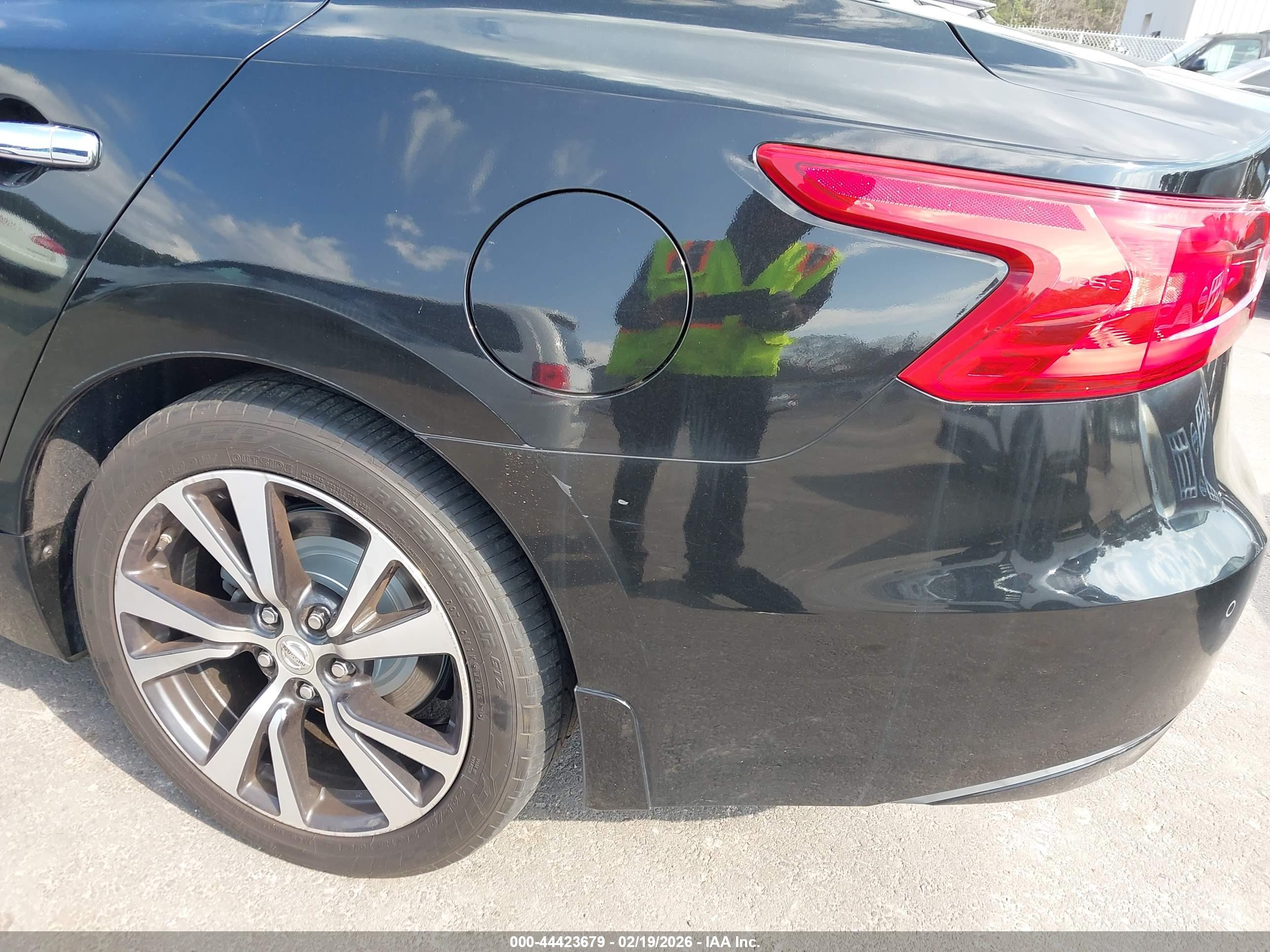 NISSAN MAXIMA image 6