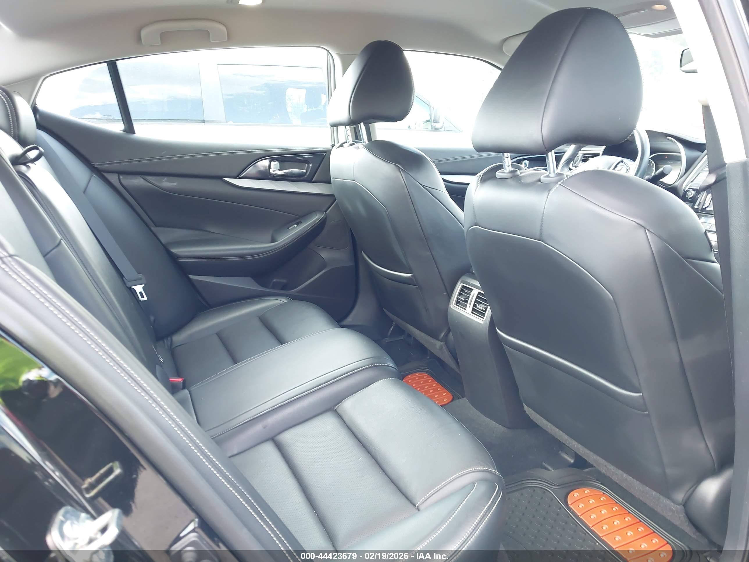 NISSAN MAXIMA image 8