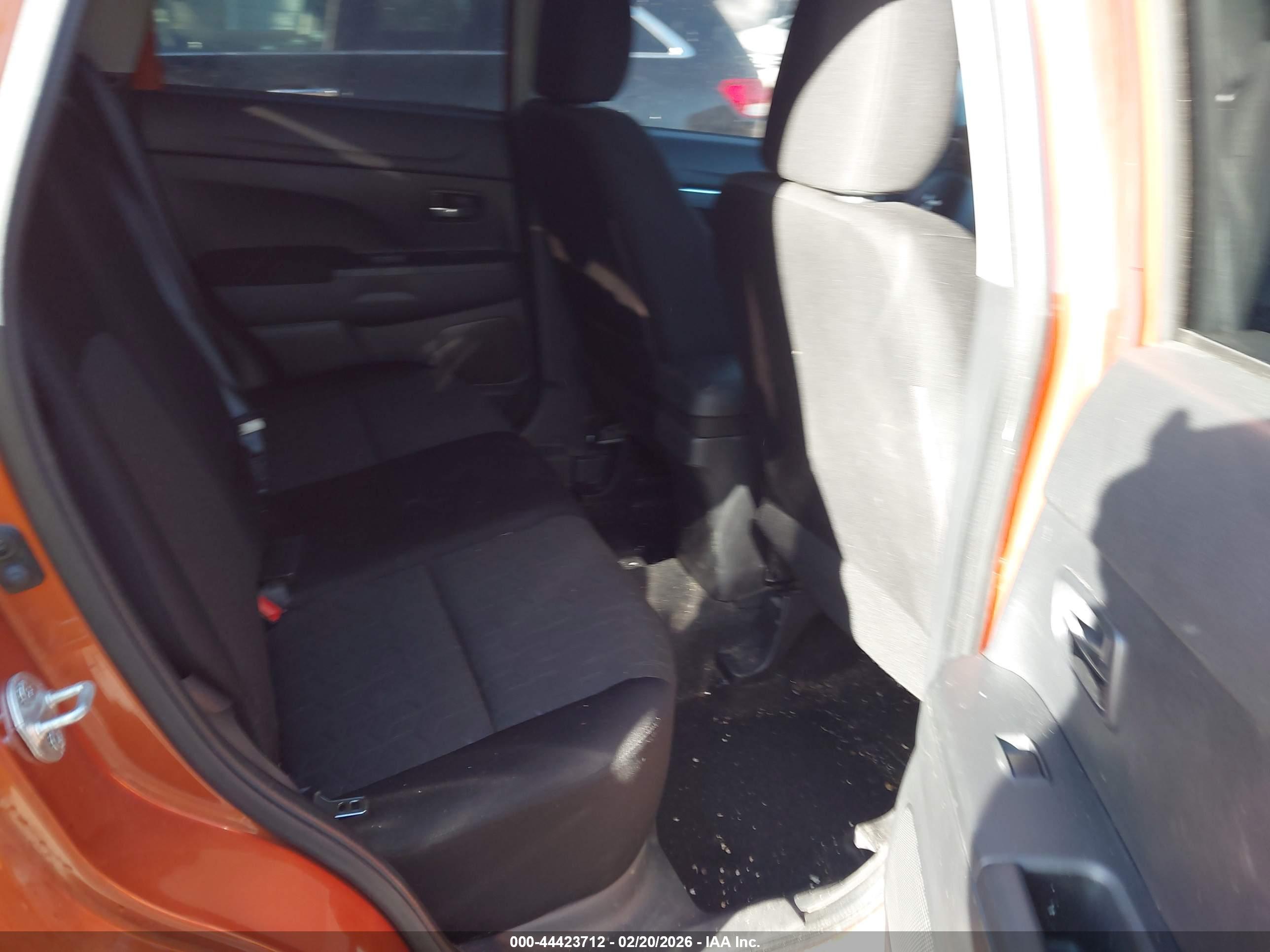 MITSUBISHI OUTLANDER image 8