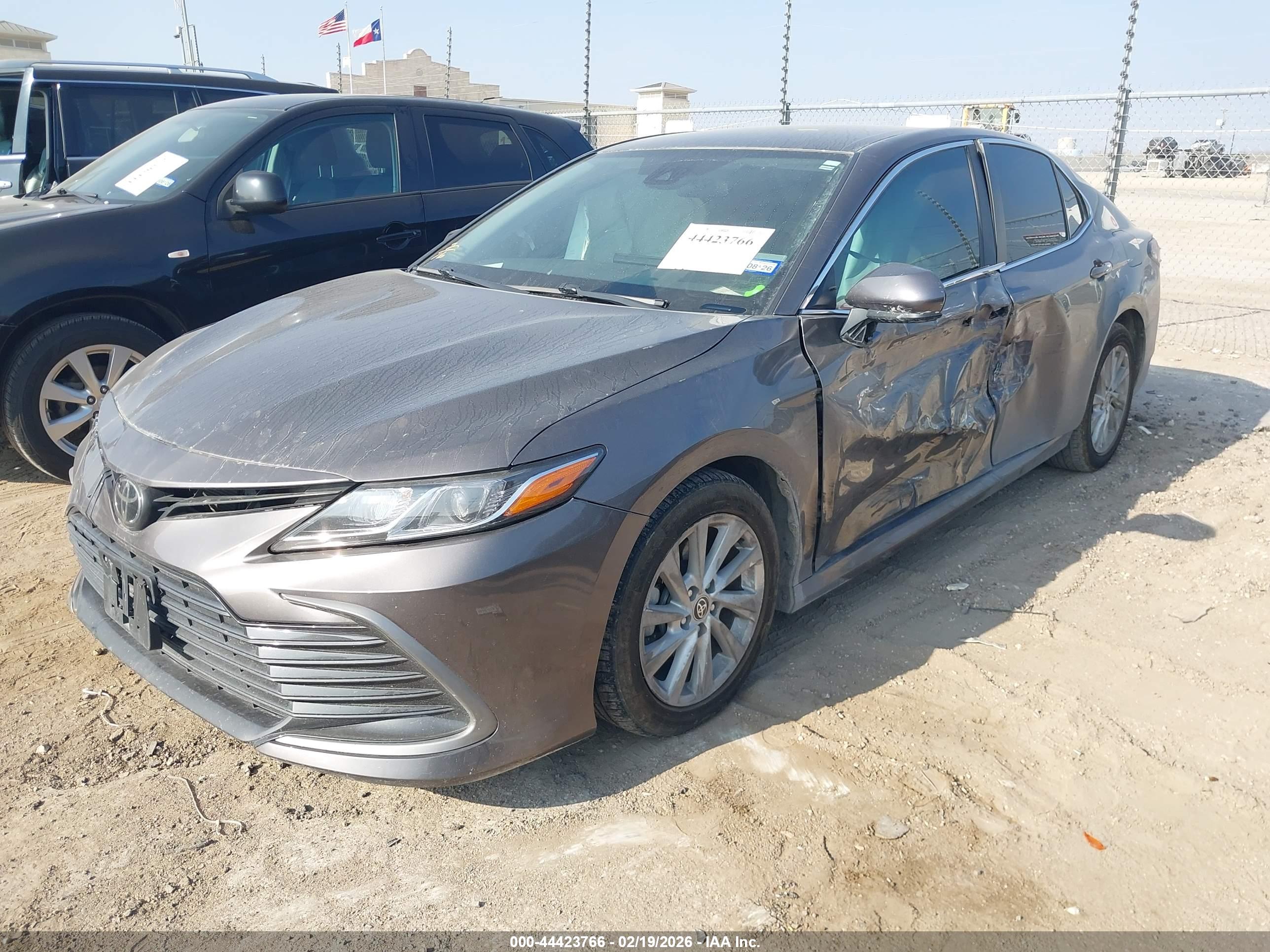 TOYOTA CAMRY image 2