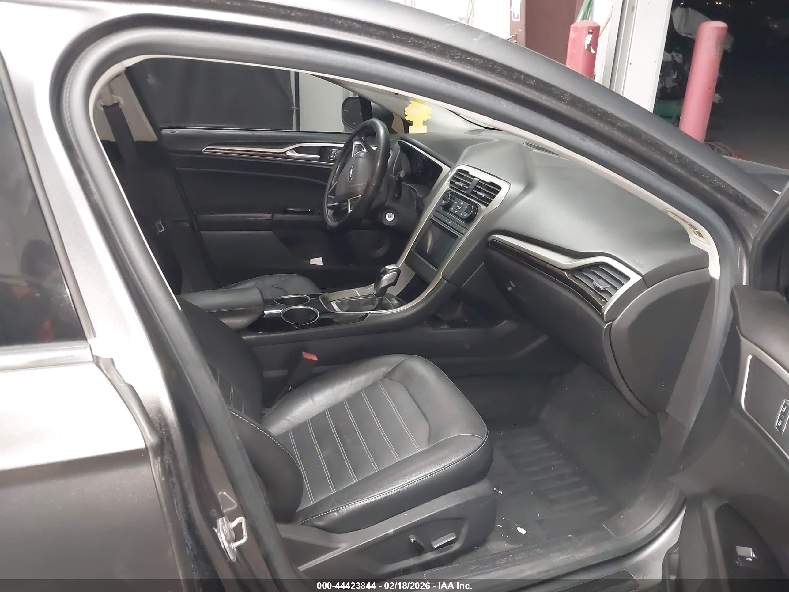 FORD FUSION image 5