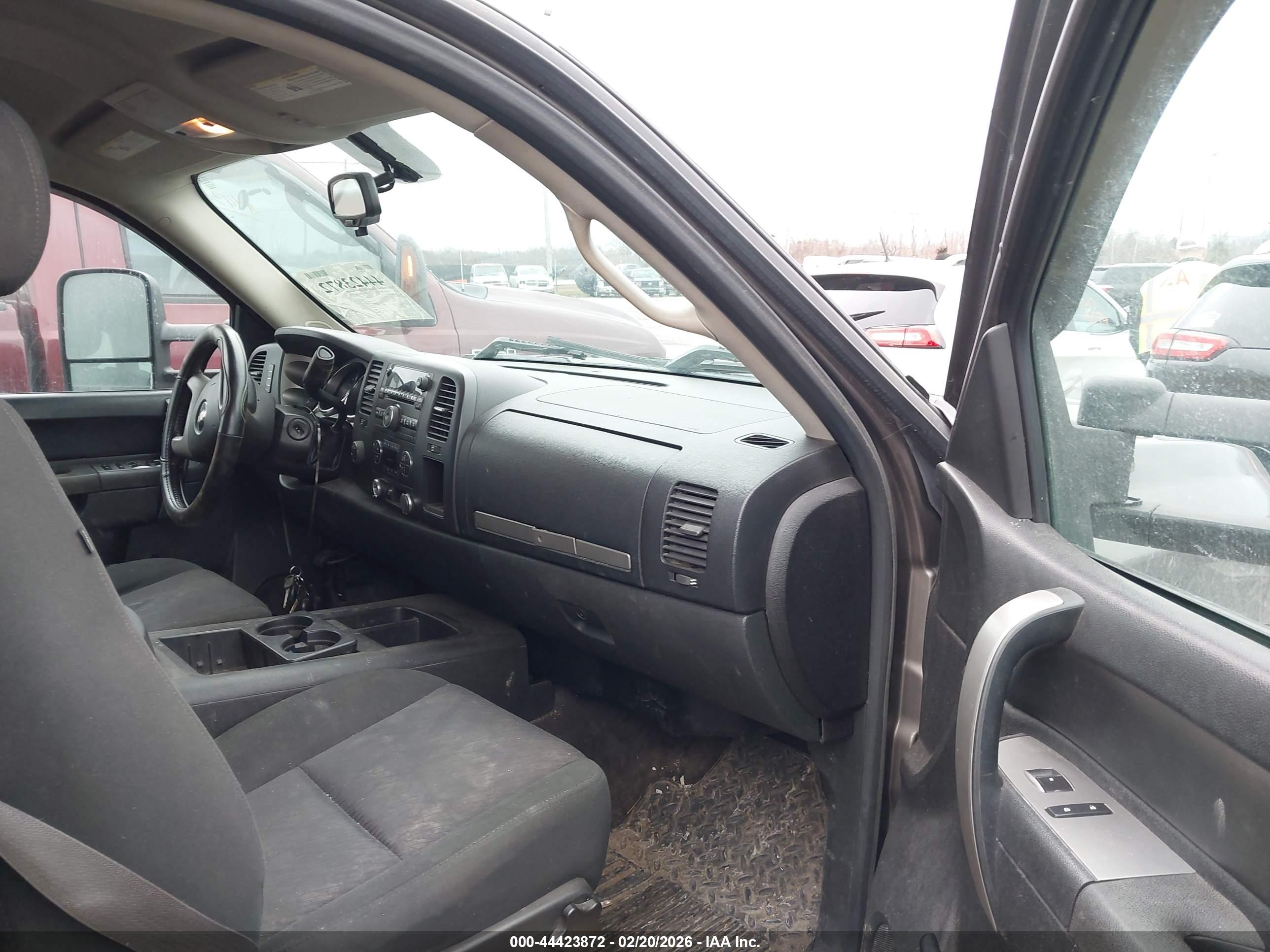 CHEVROLET SILVERADO image 5