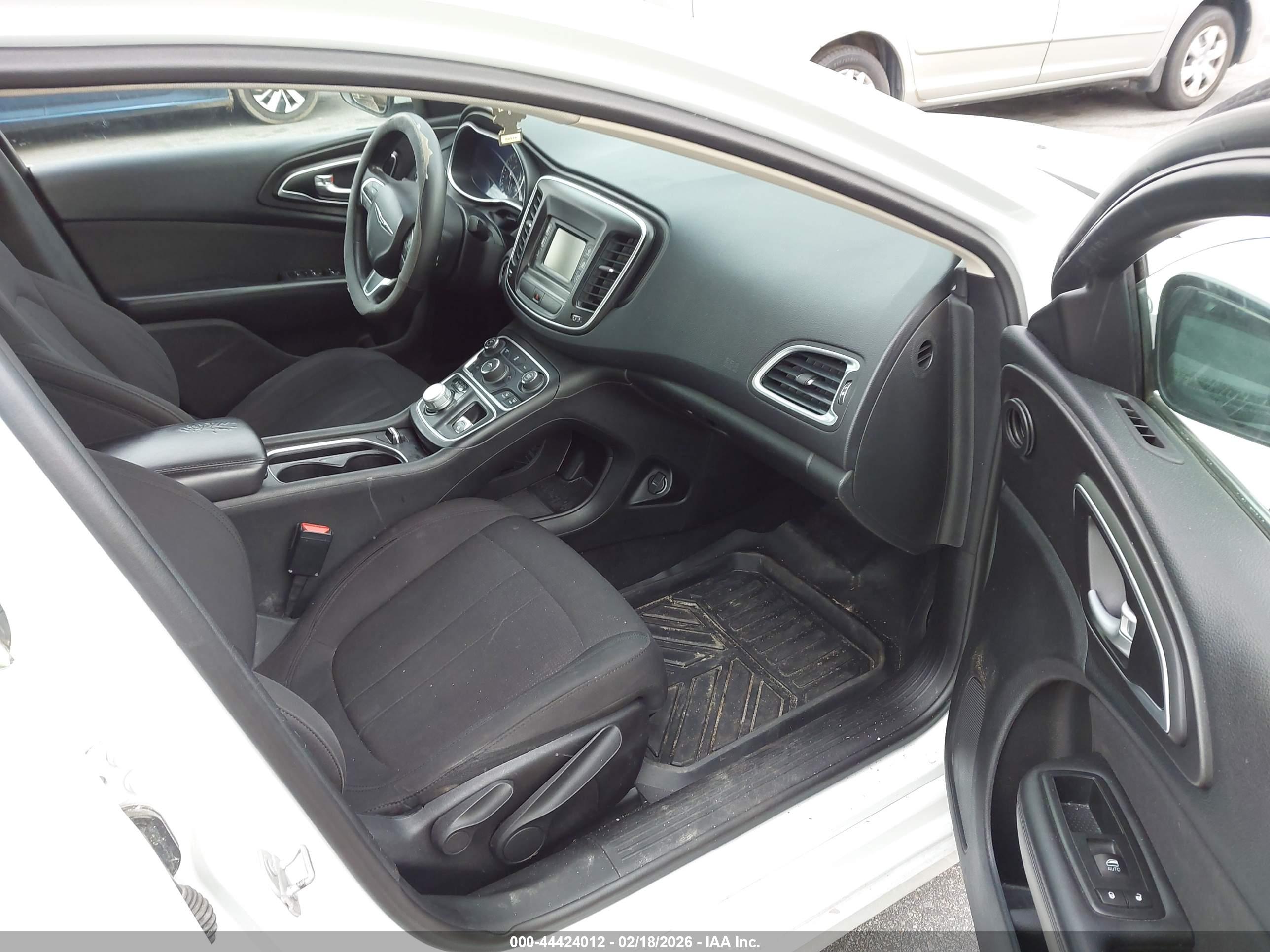CHRYSLER 200 image 5