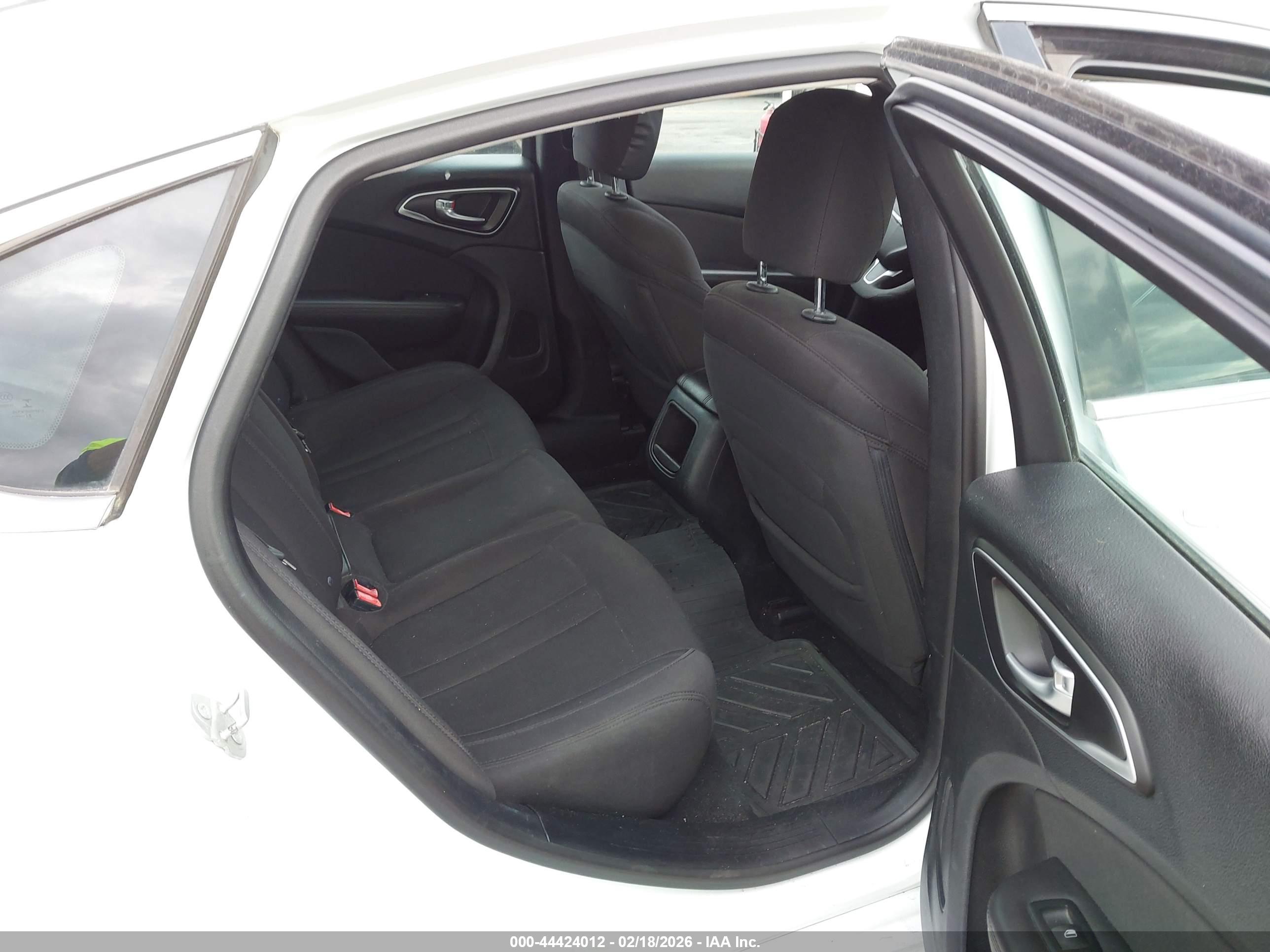 CHRYSLER 200 image 8