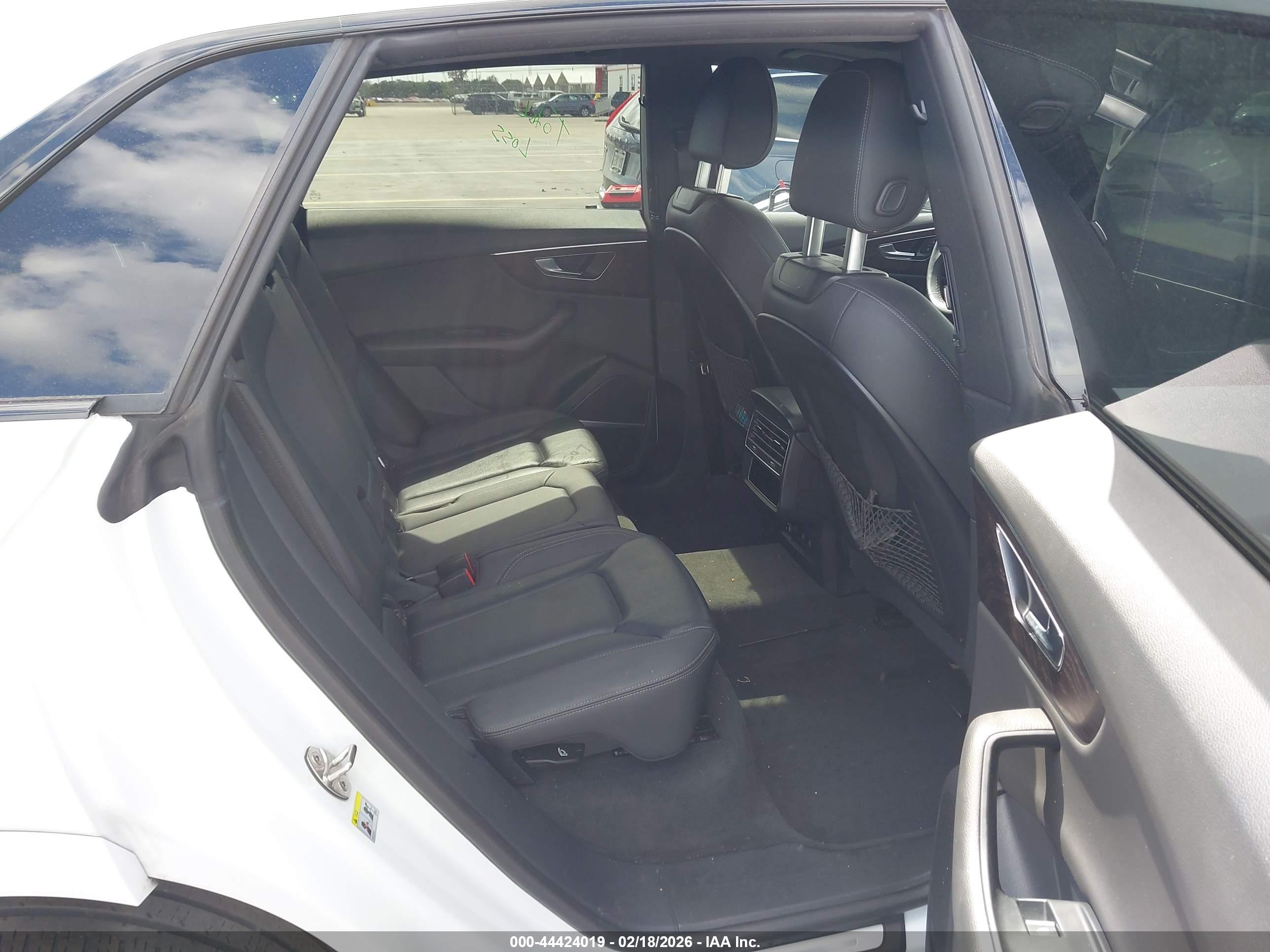 AUDI Q8 image 8