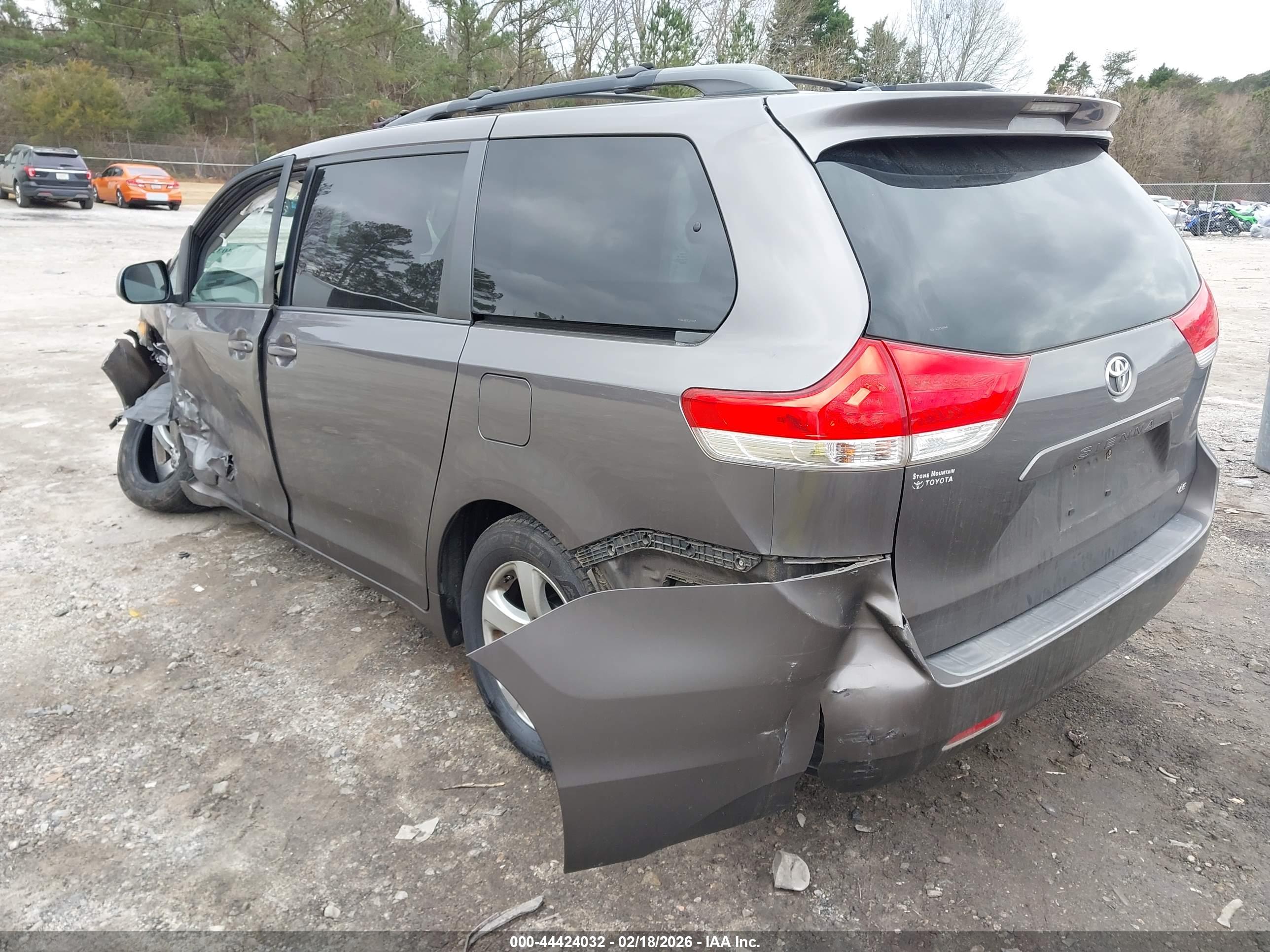 TOYOTA SIENNA image 3