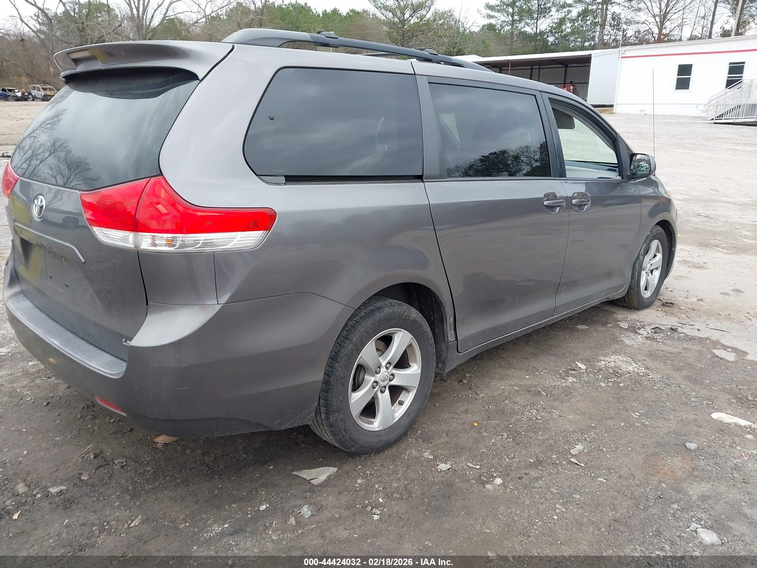 TOYOTA SIENNA image 4
