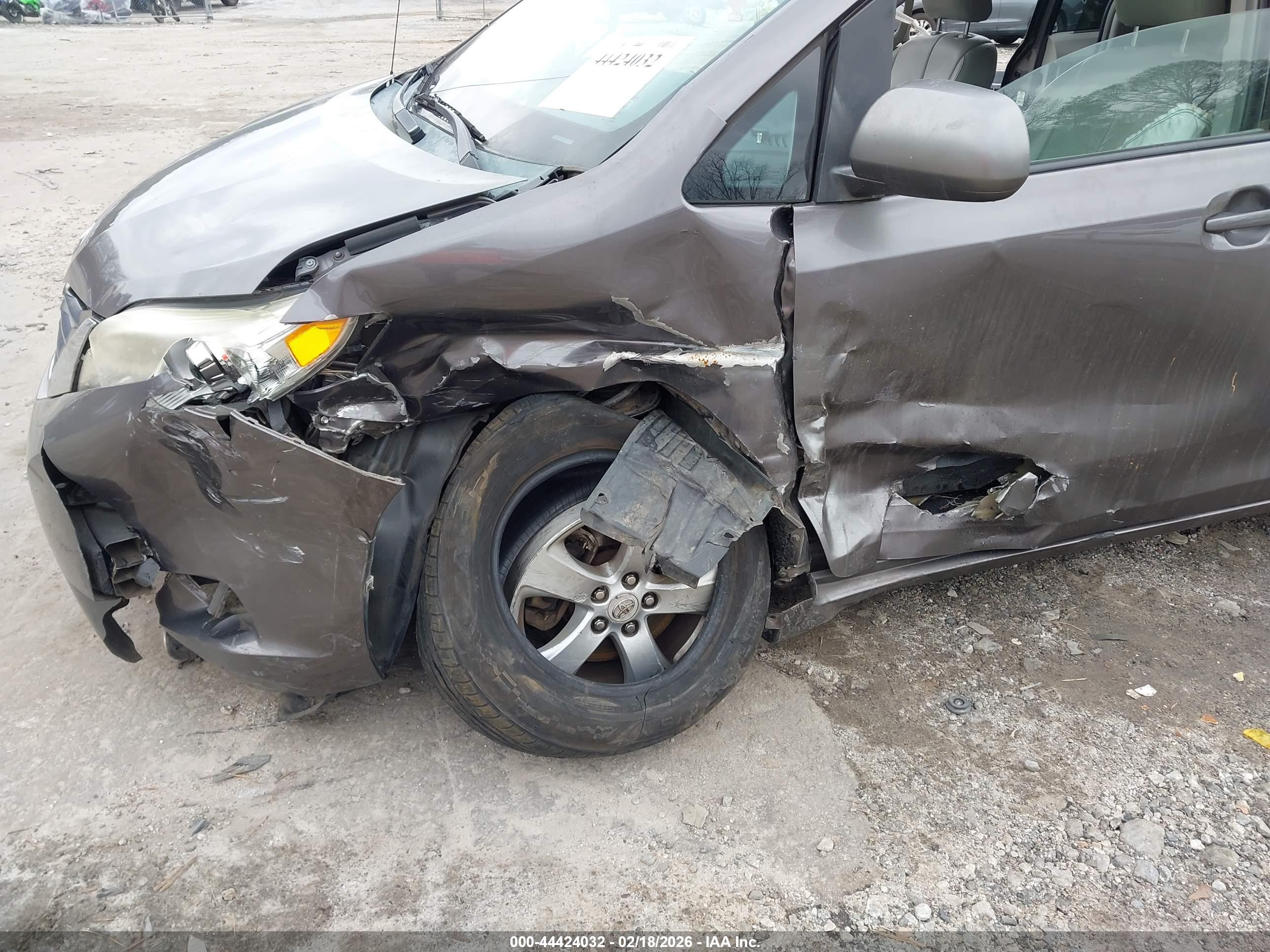 TOYOTA SIENNA image 6