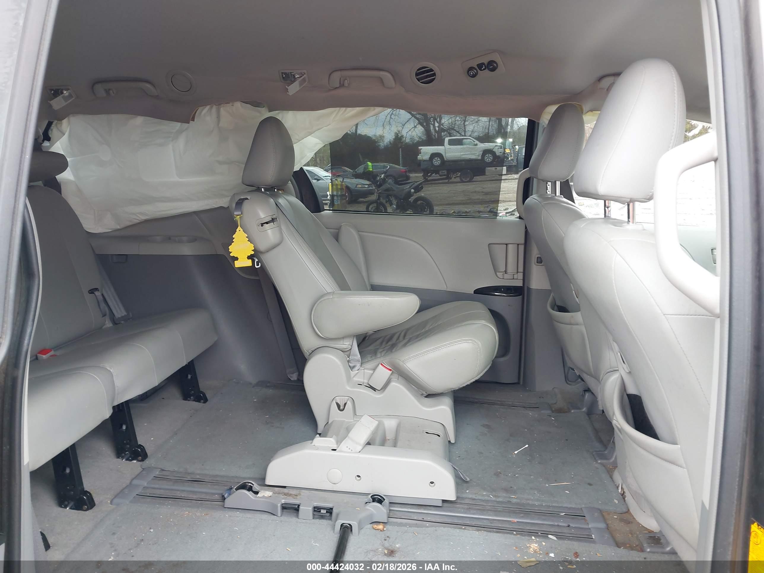 TOYOTA SIENNA image 8