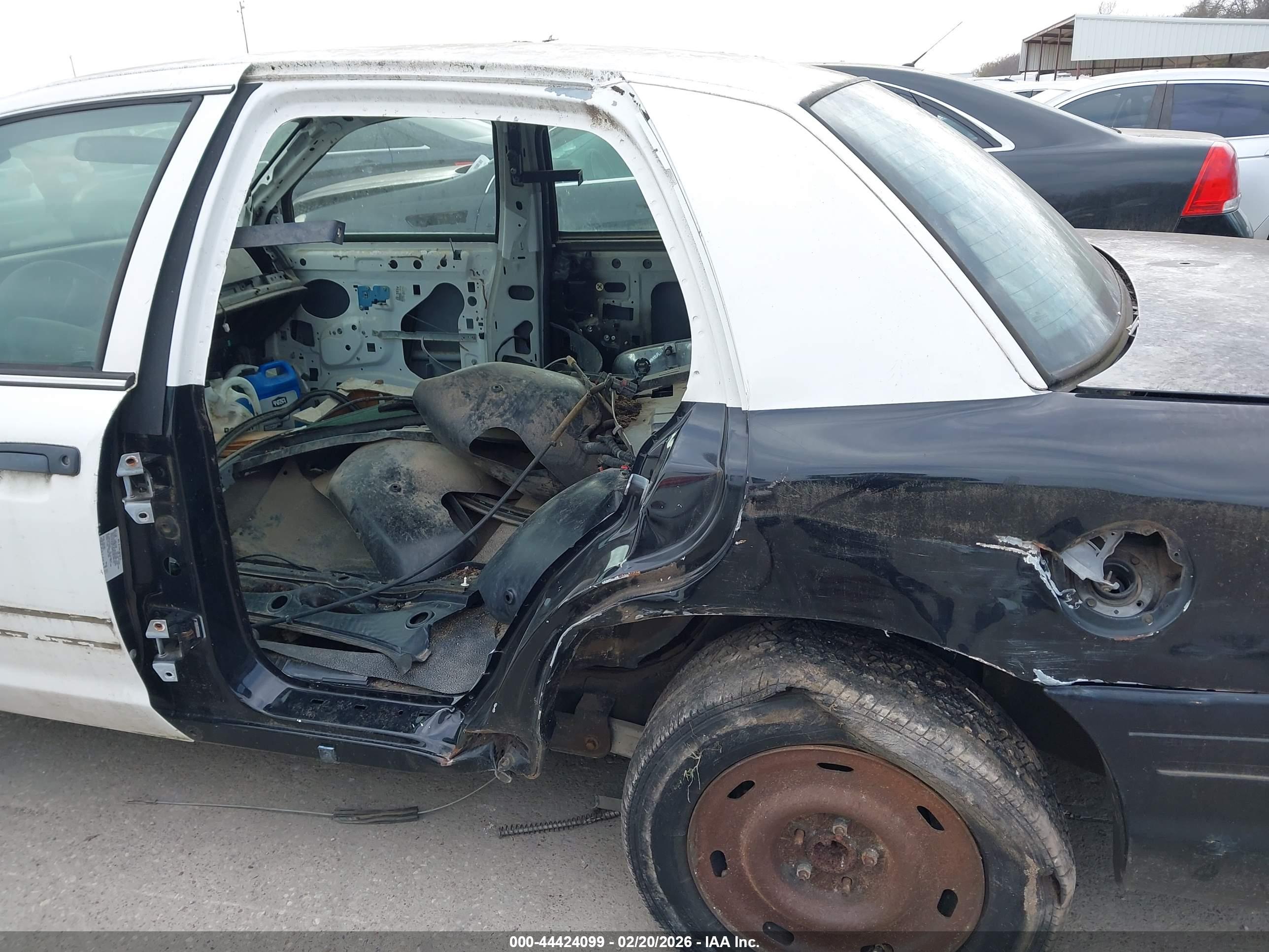 FORD CROWN image 6