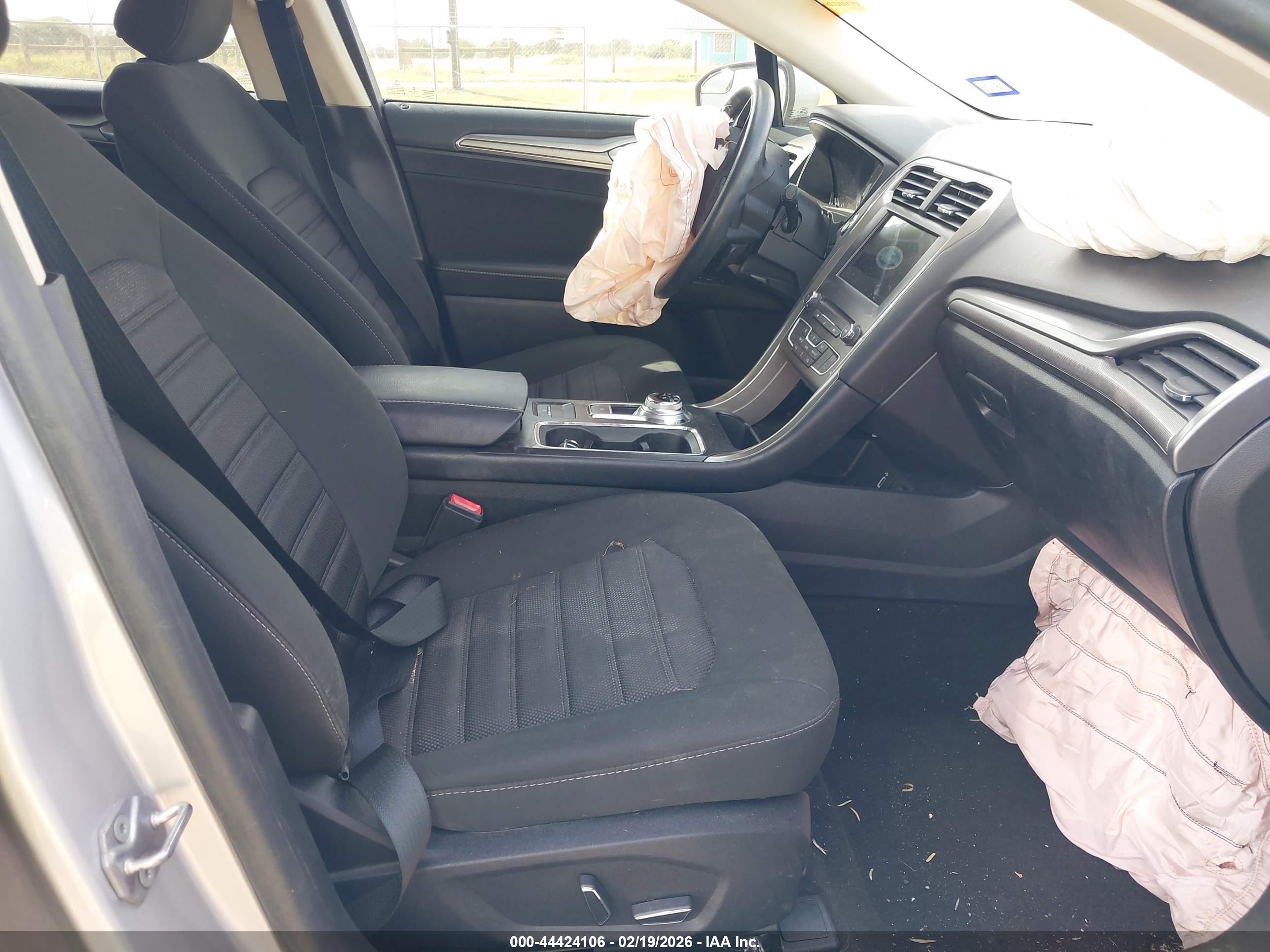 FORD FUSION image 5