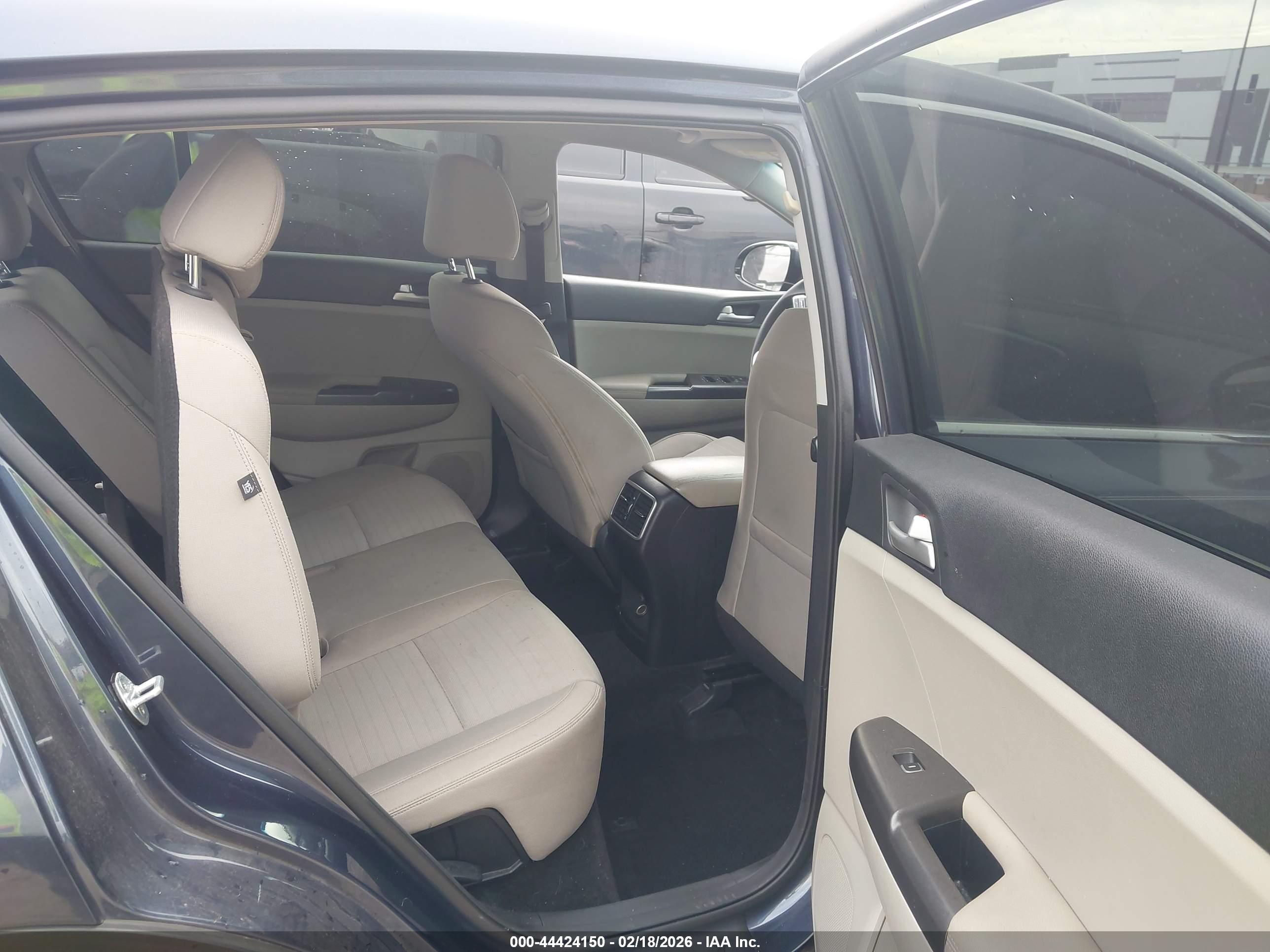 KIA SPORTAGE image 8