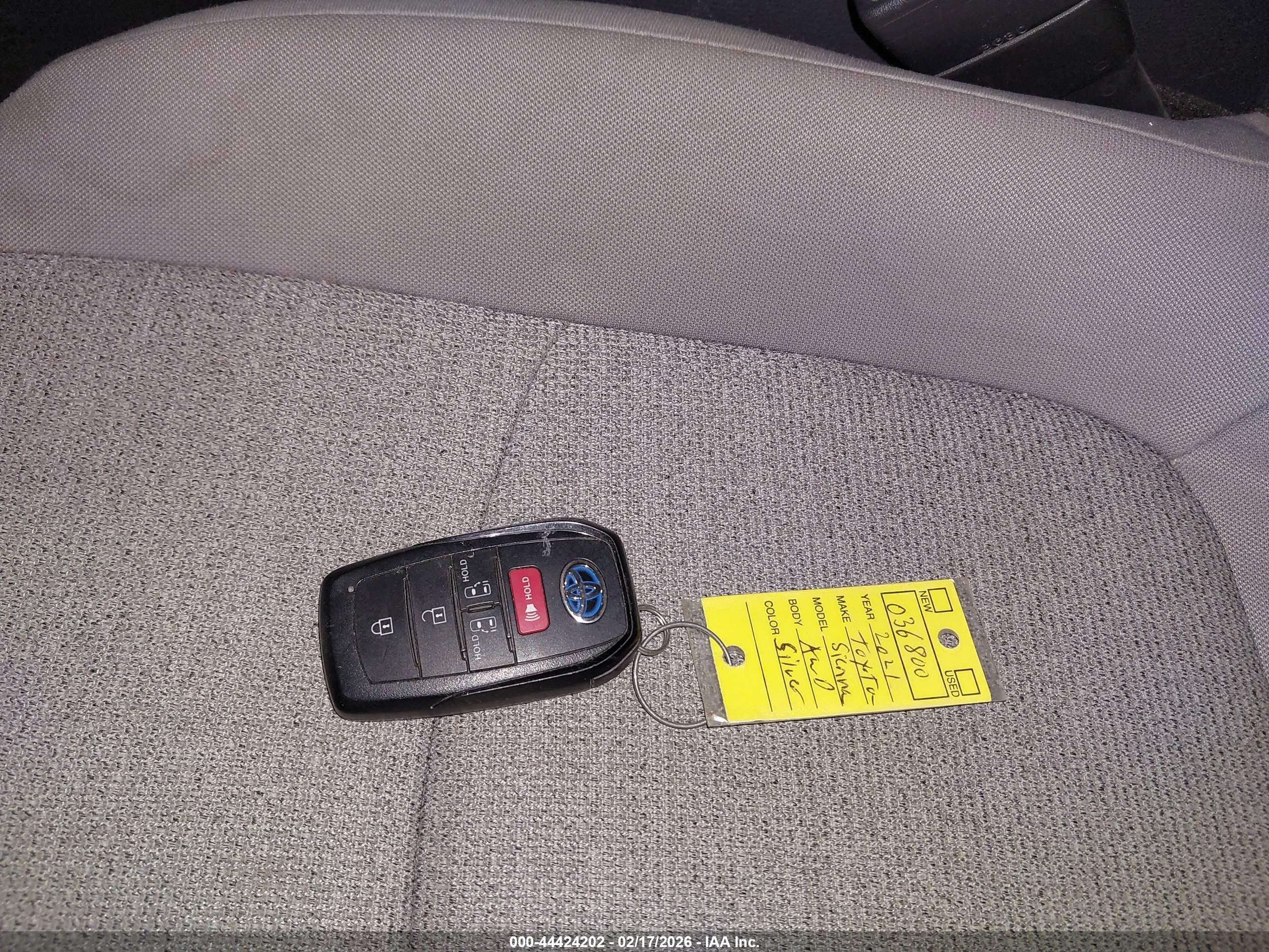 TOYOTA SIENNA image 11