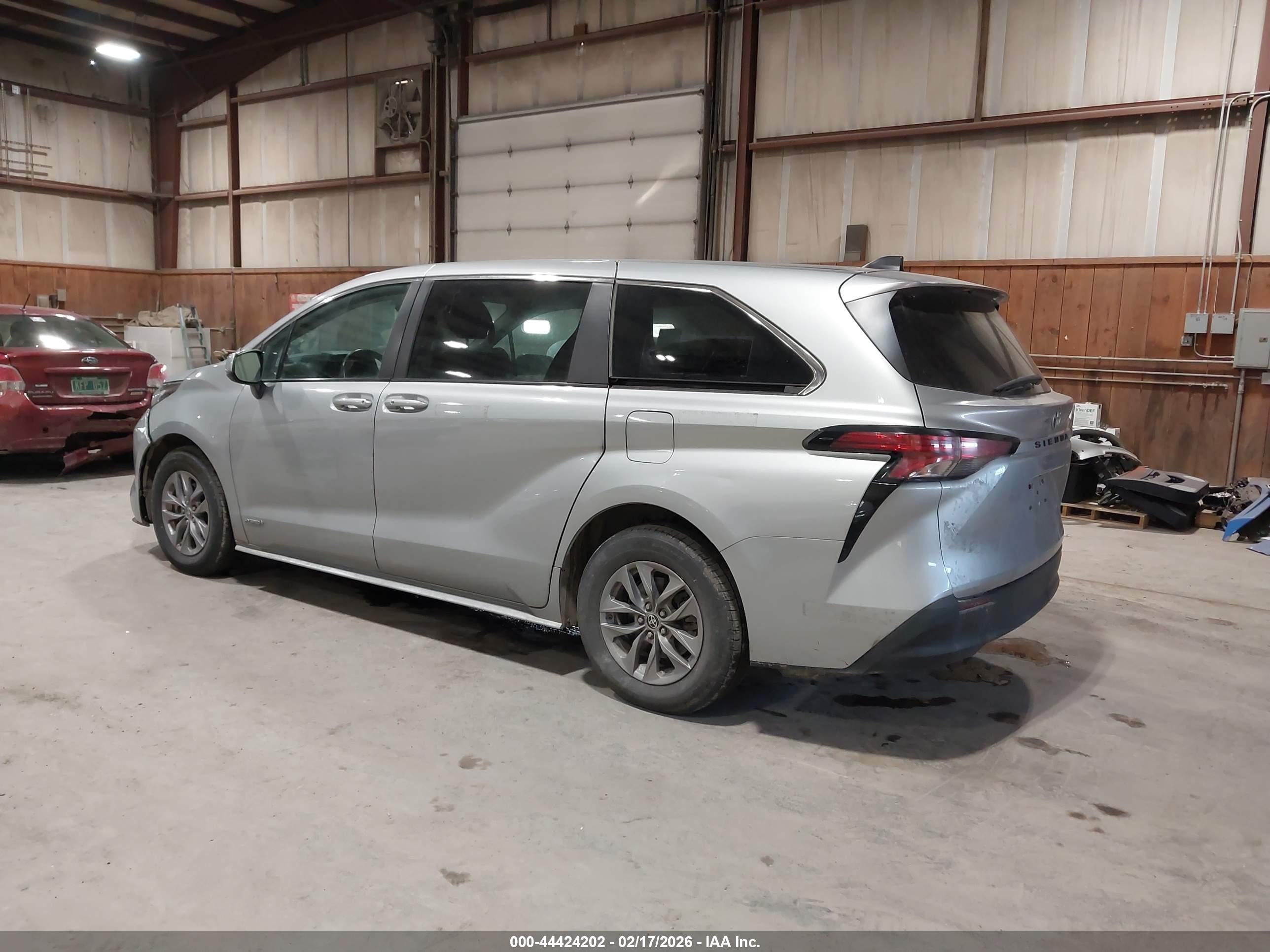 TOYOTA SIENNA image 3