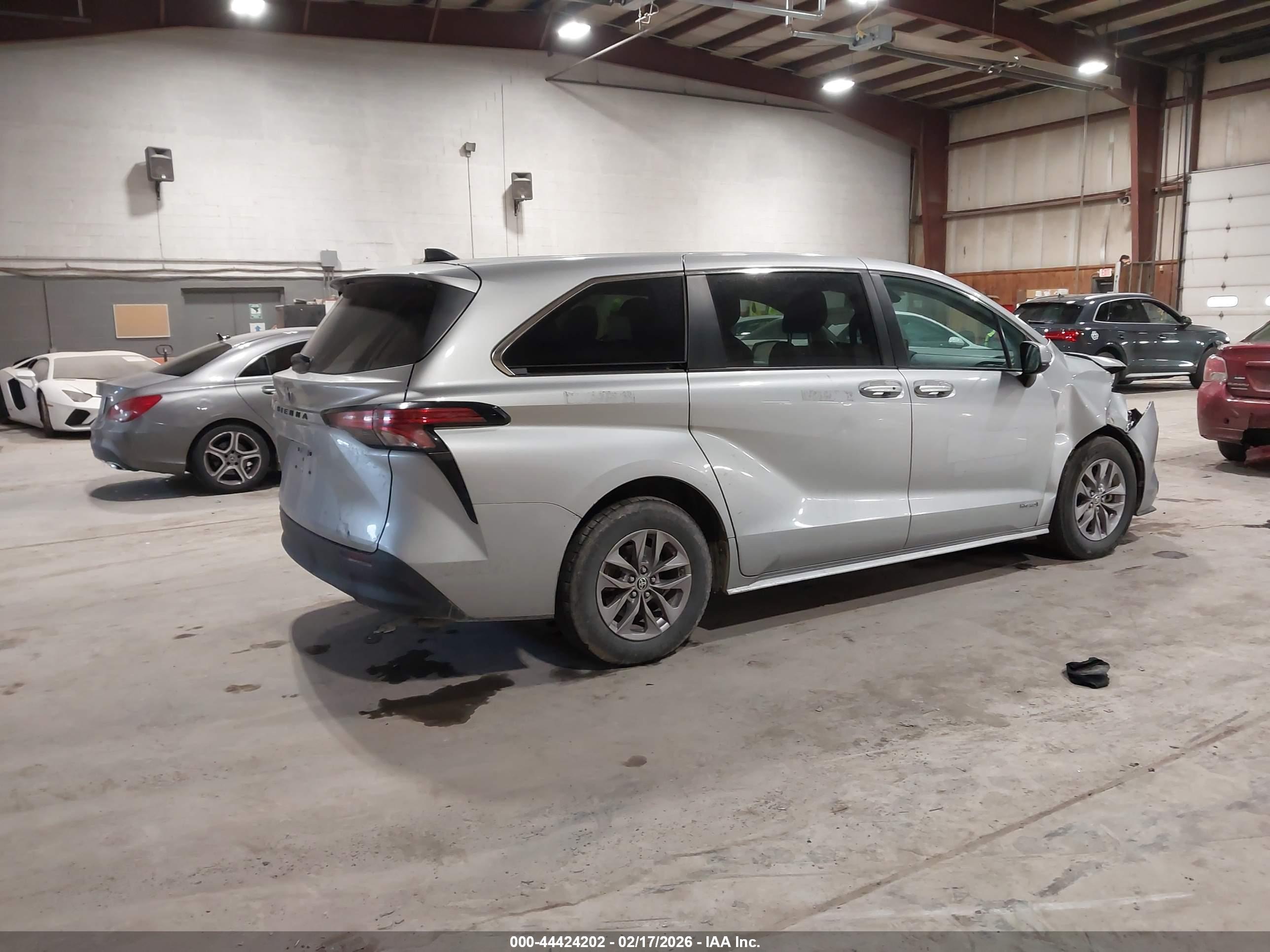 TOYOTA SIENNA image 4