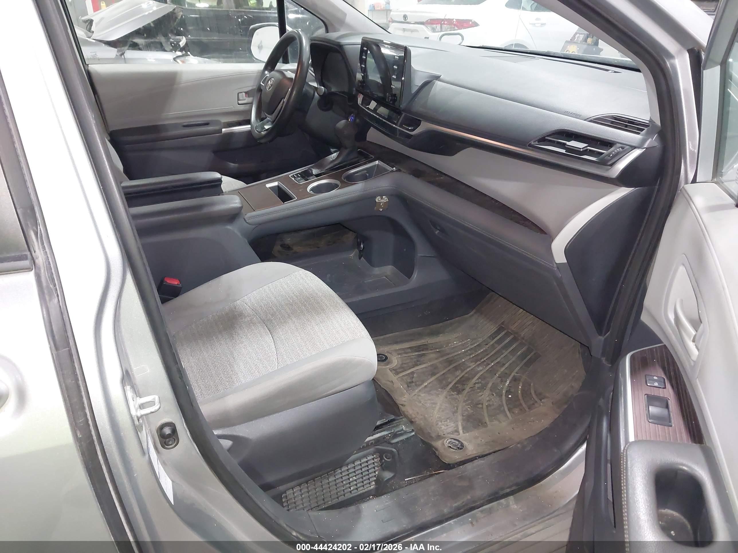 TOYOTA SIENNA image 5