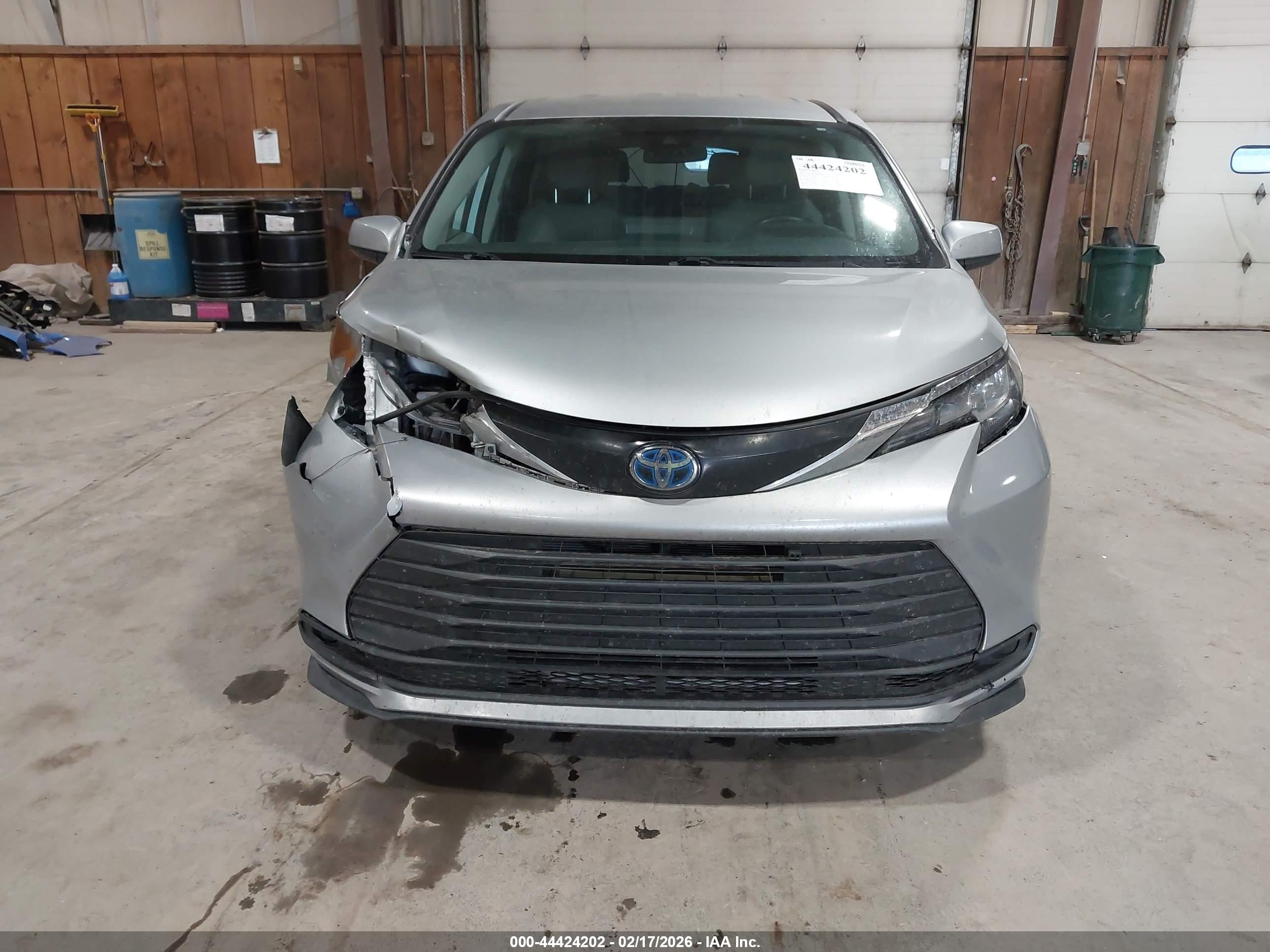 TOYOTA SIENNA image 6