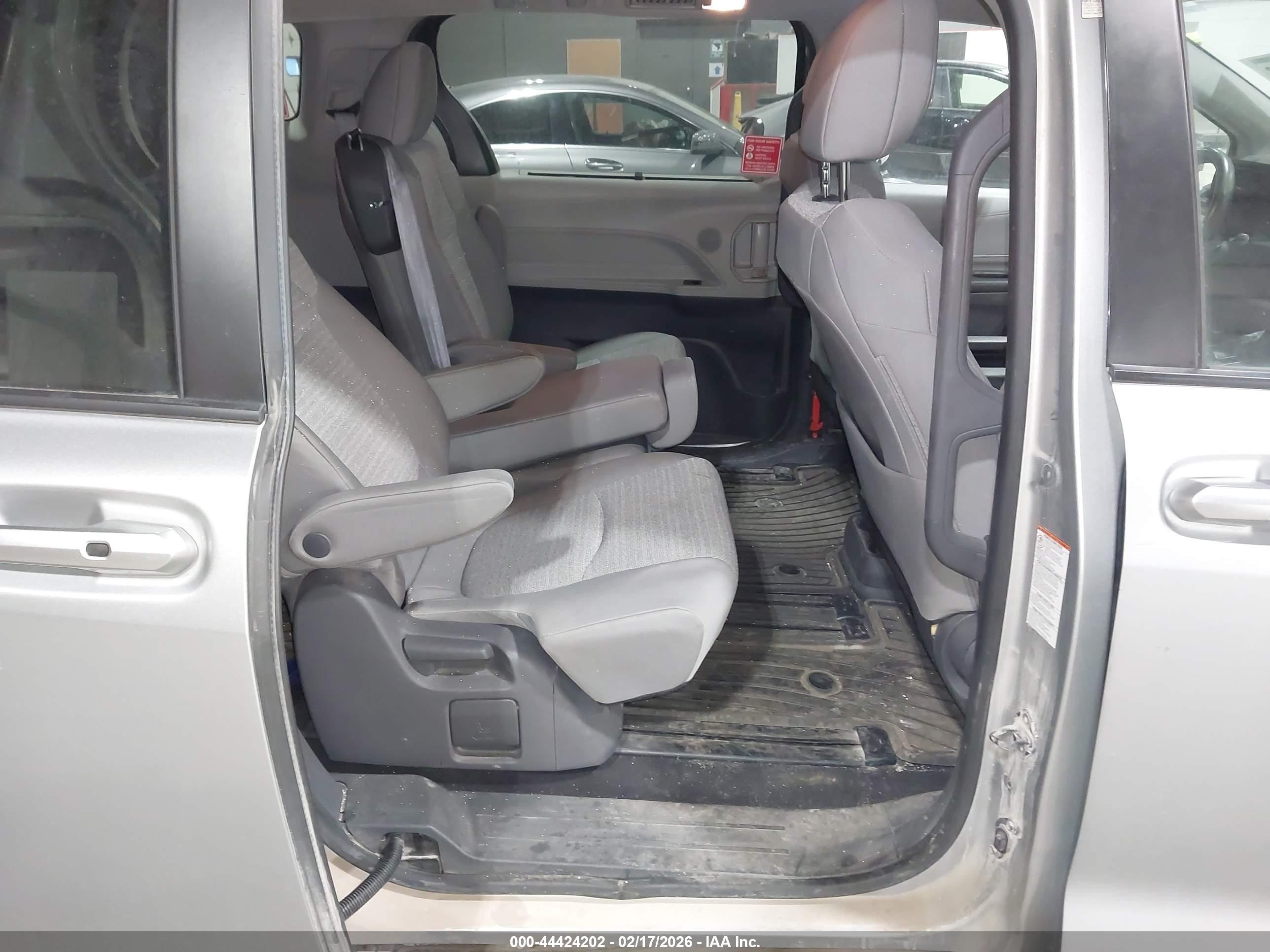 TOYOTA SIENNA image 8