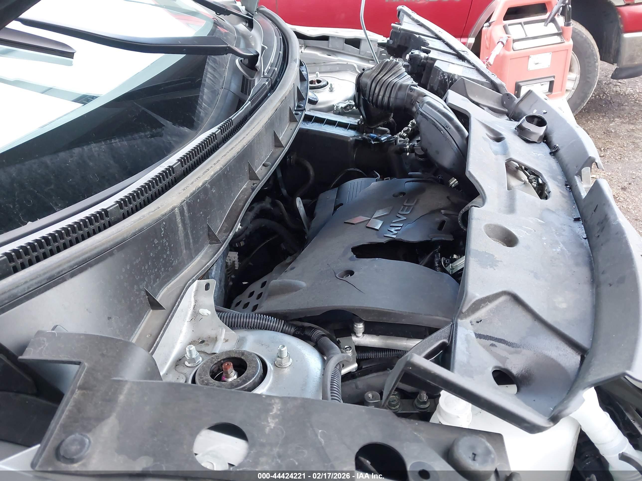 MITSUBISHI OUTLANDER image 6