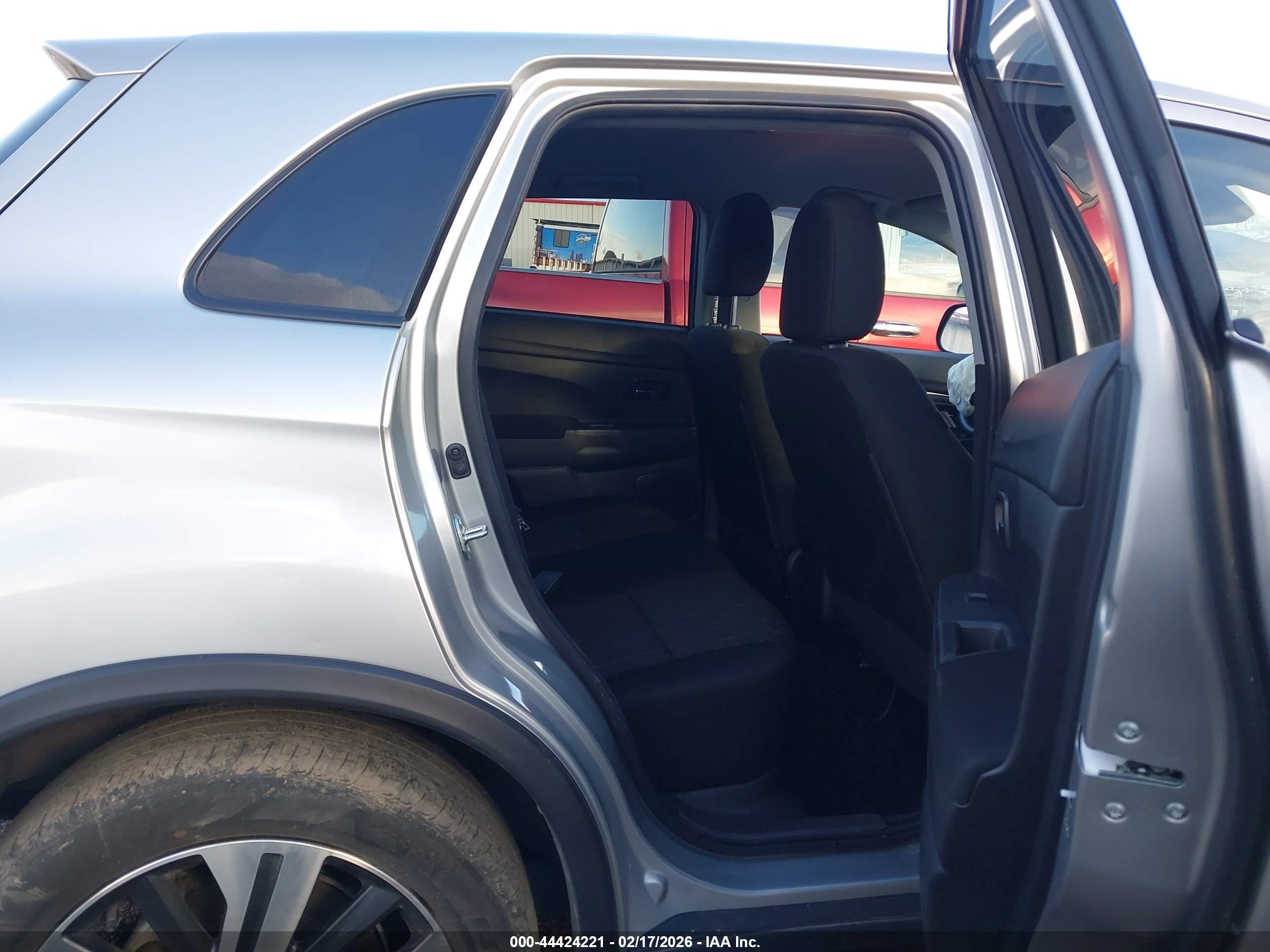 MITSUBISHI OUTLANDER image 8