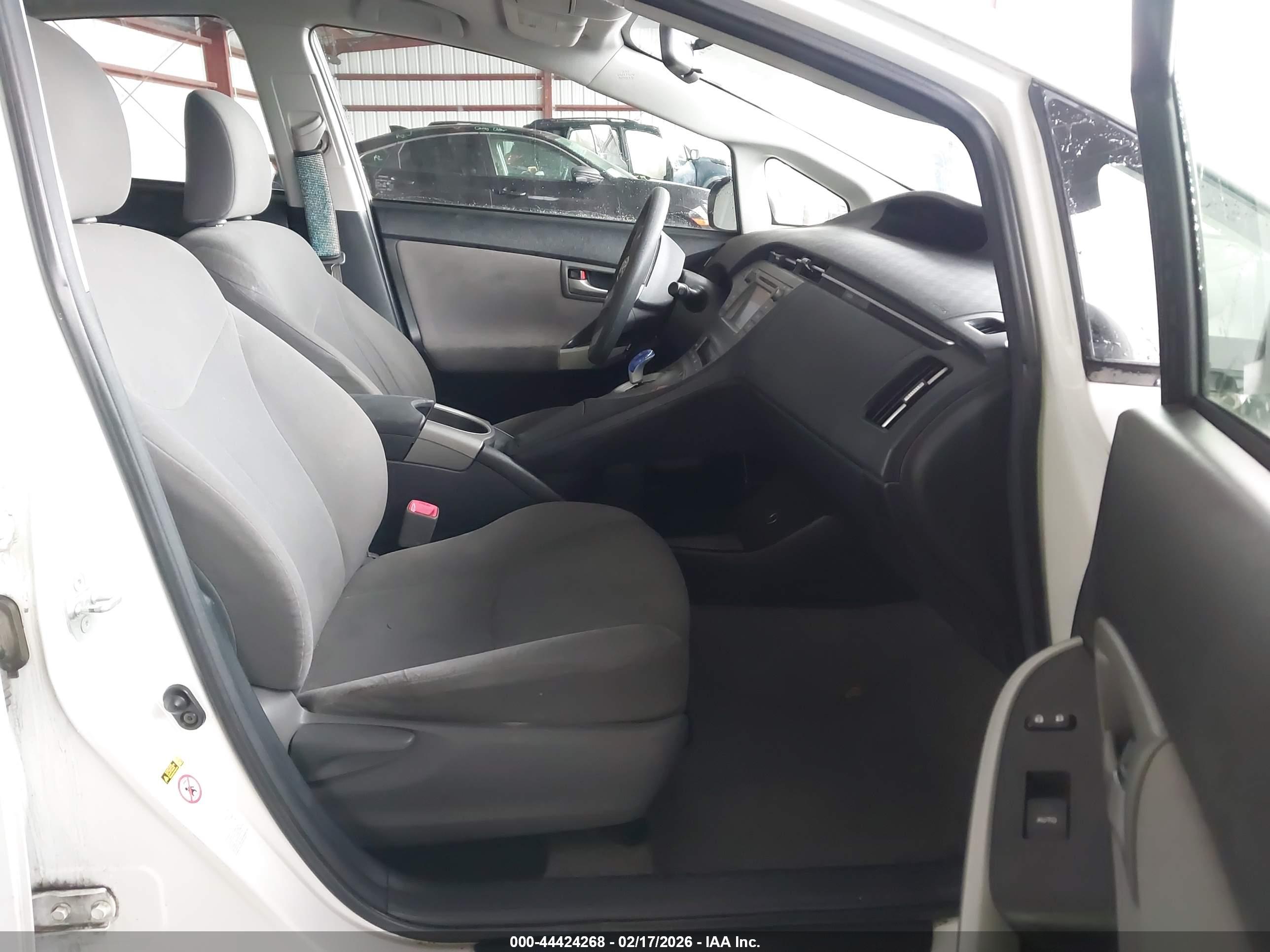 TOYOTA PRIUS image 5
