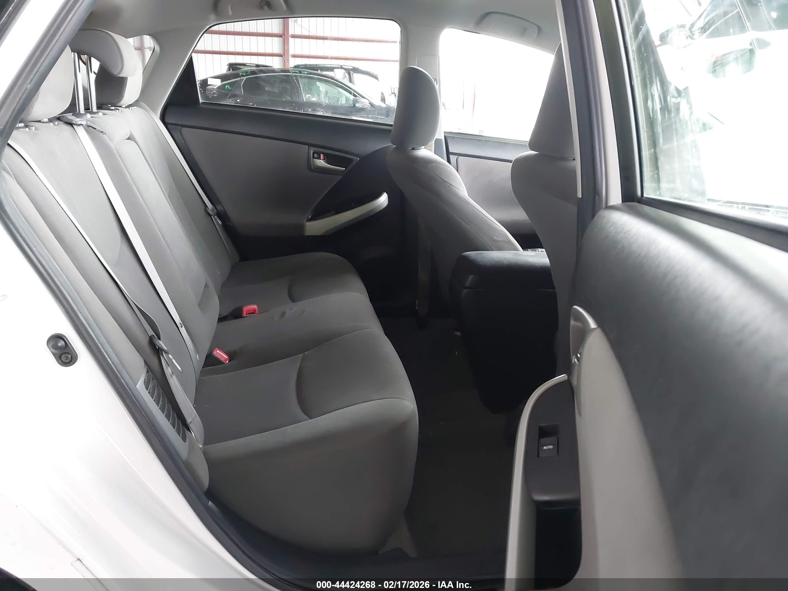 TOYOTA PRIUS image 8