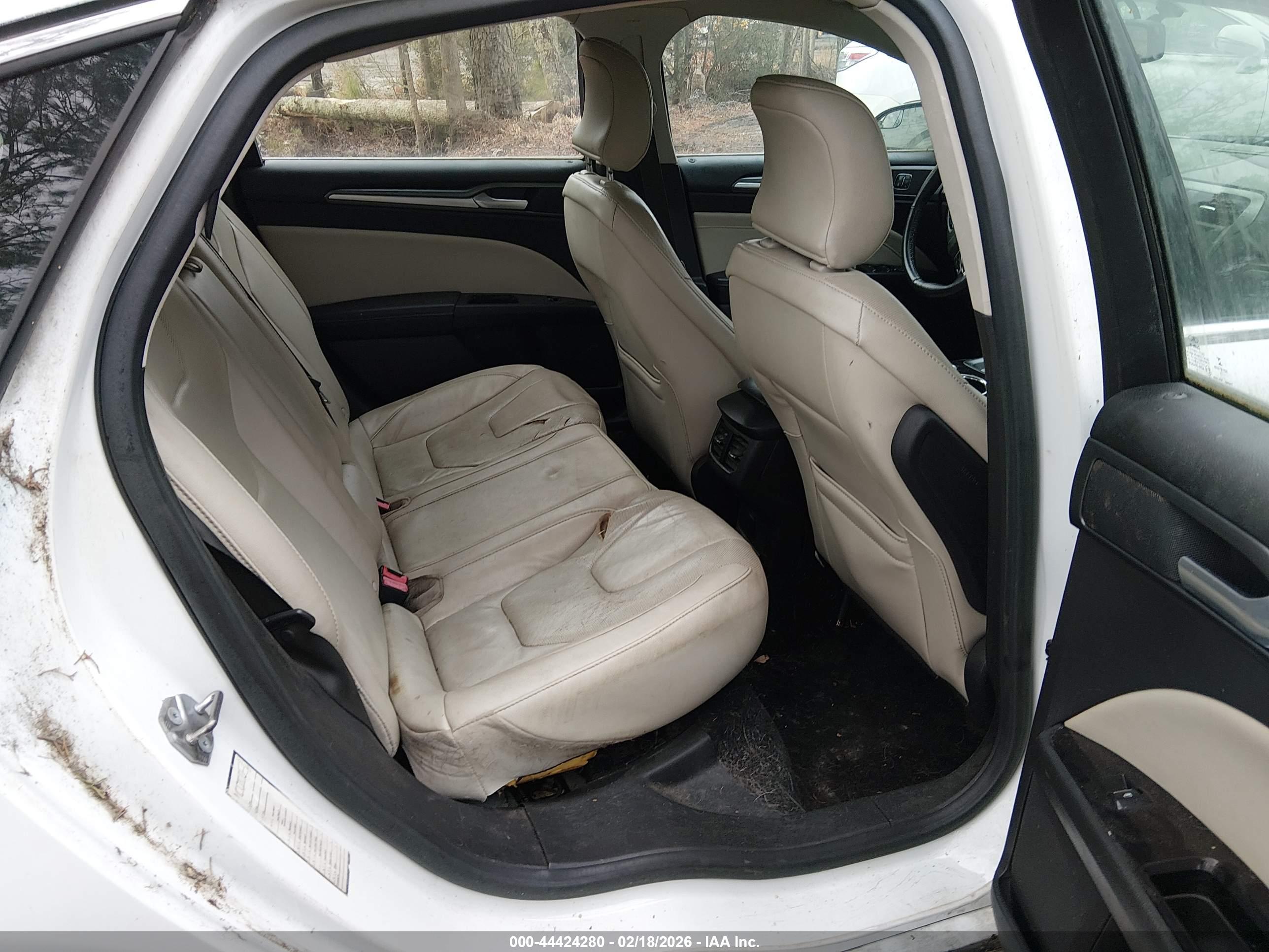 FORD FUSION image 8