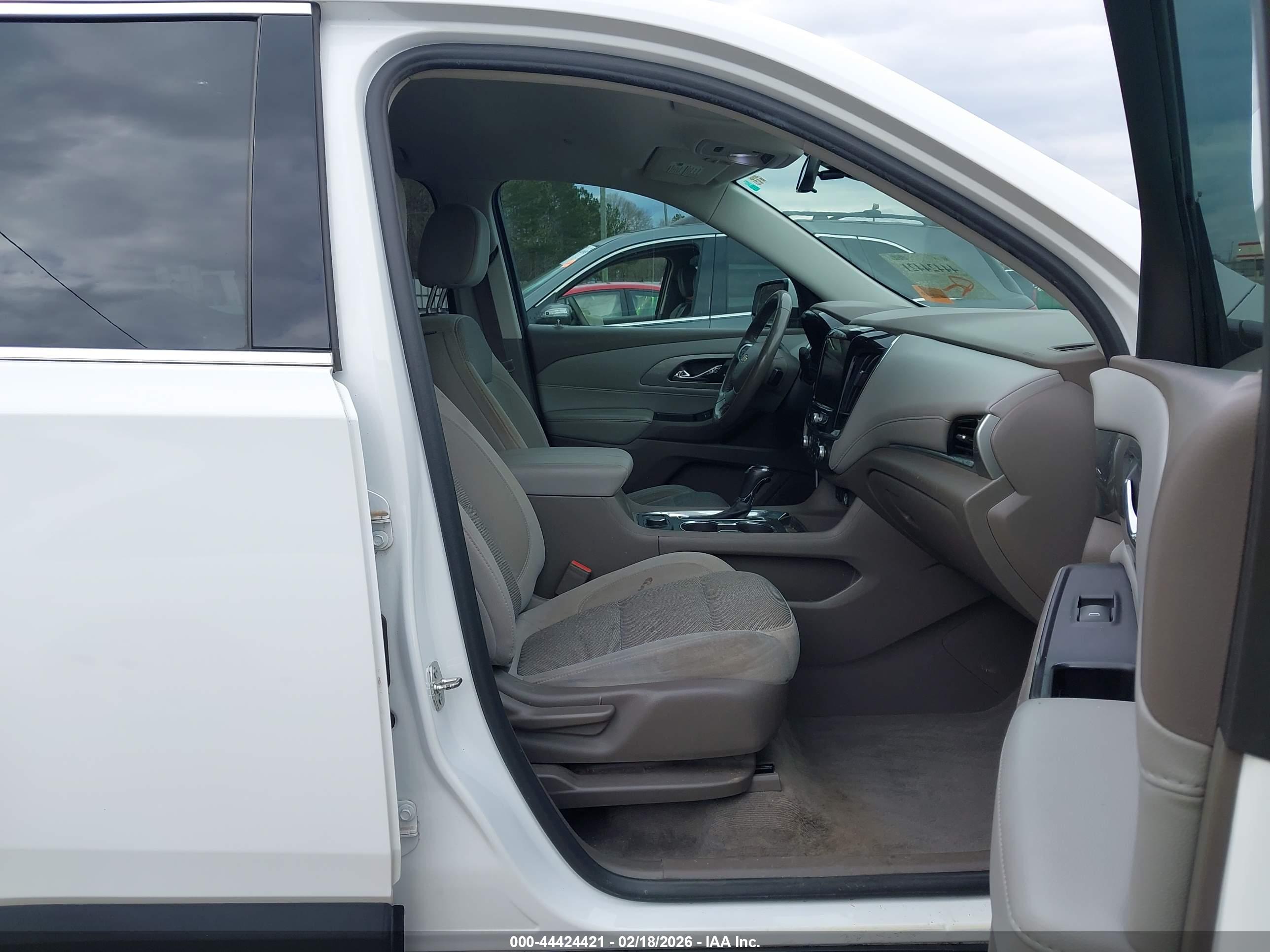 CHEVROLET TRAVERSE image 5