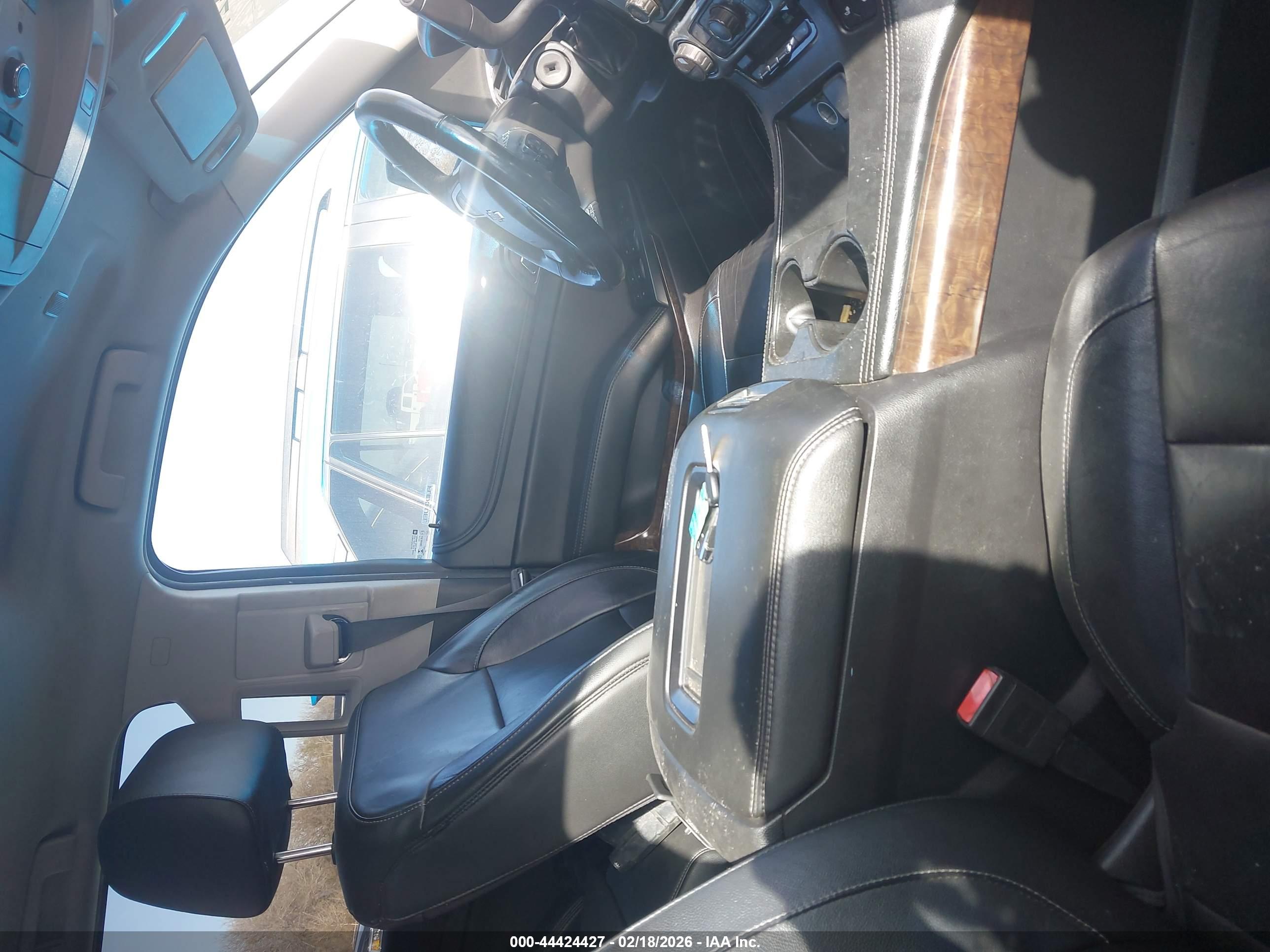 CHEVROLET SUBURBAN image 5
