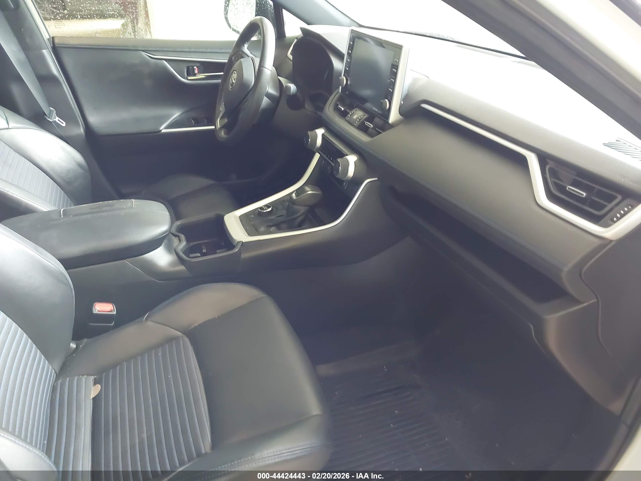 TOYOTA RAV4 image 5