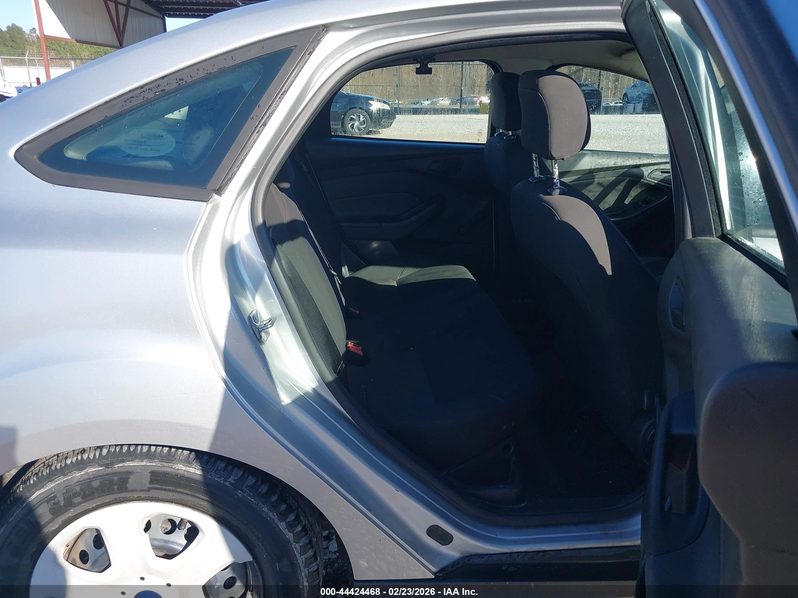 FORD FOCUS image 8