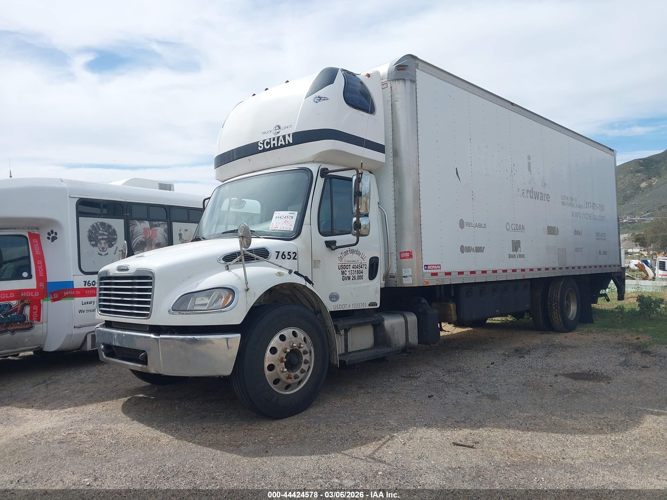 FREIGHTLINER M2 image 2