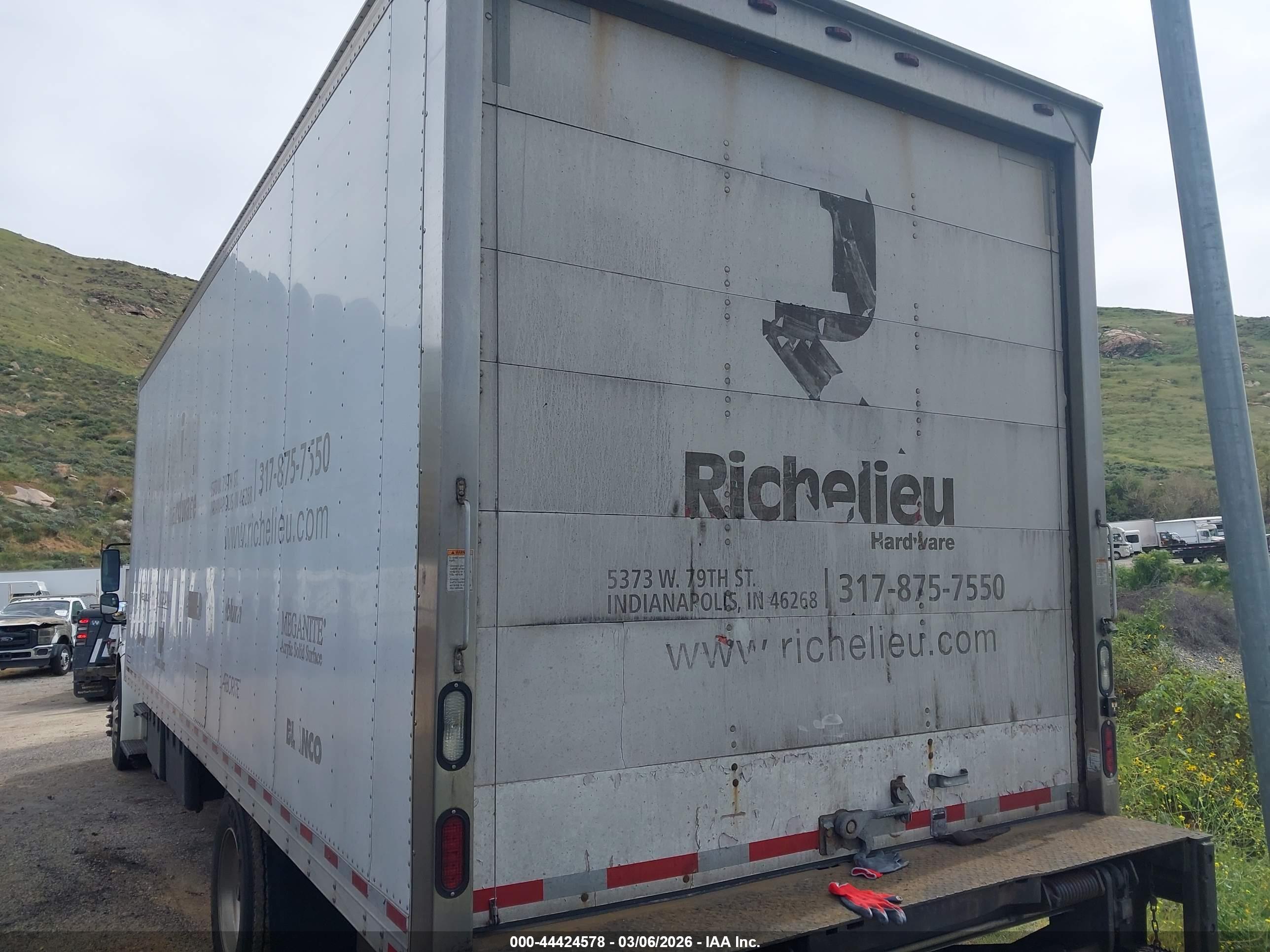 FREIGHTLINER M2 image 3