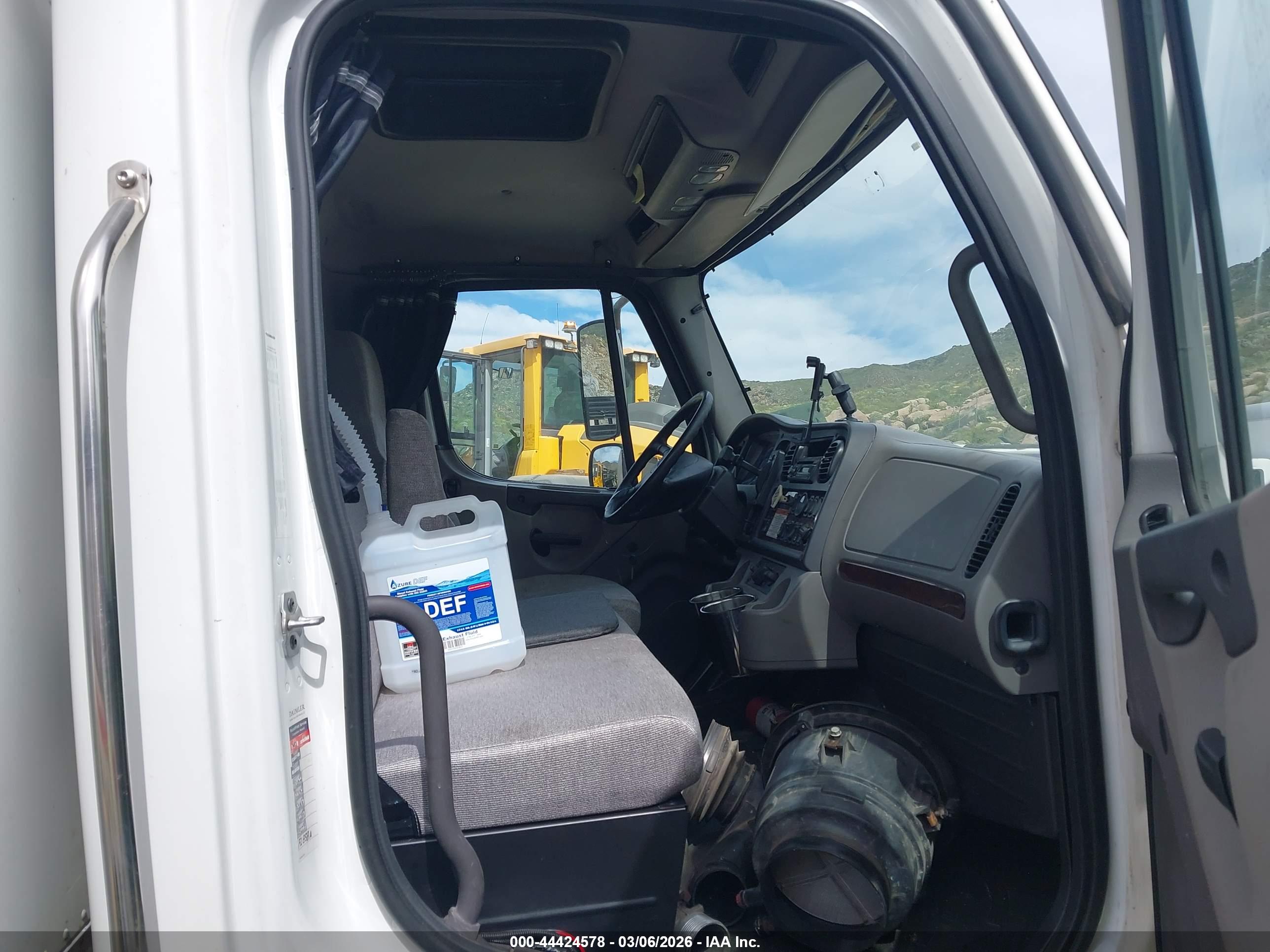 FREIGHTLINER M2 image 8