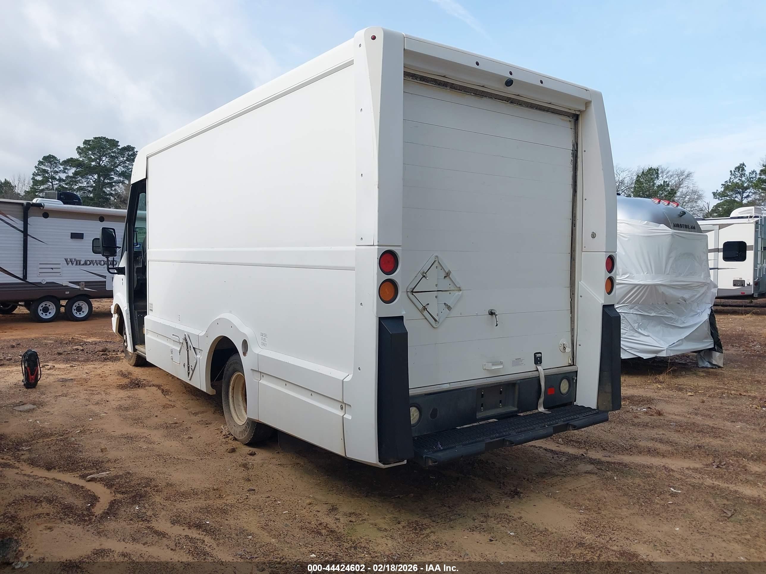 ISUZU NPR image 3