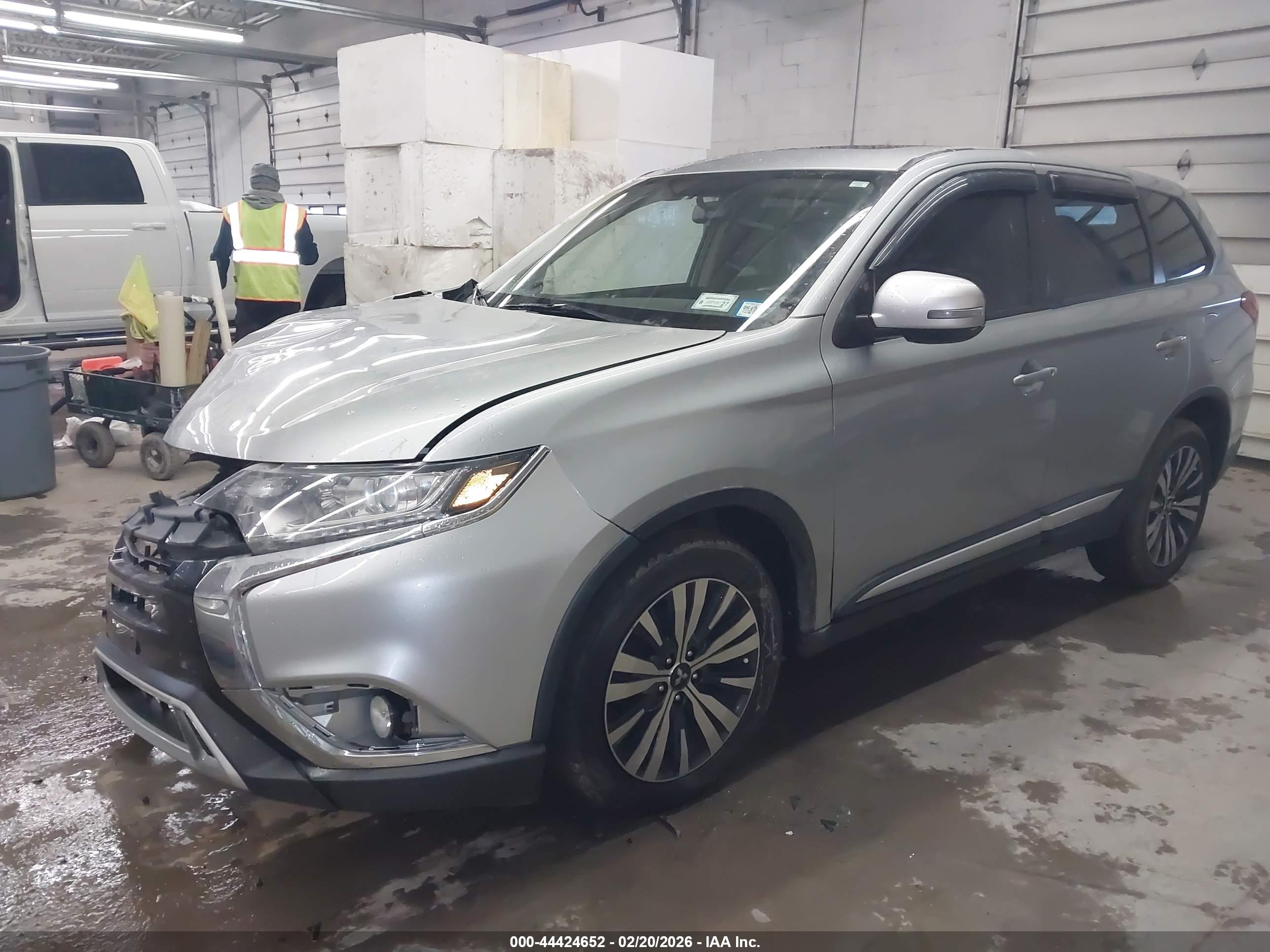 MITSUBISHI OUTLANDER image 2