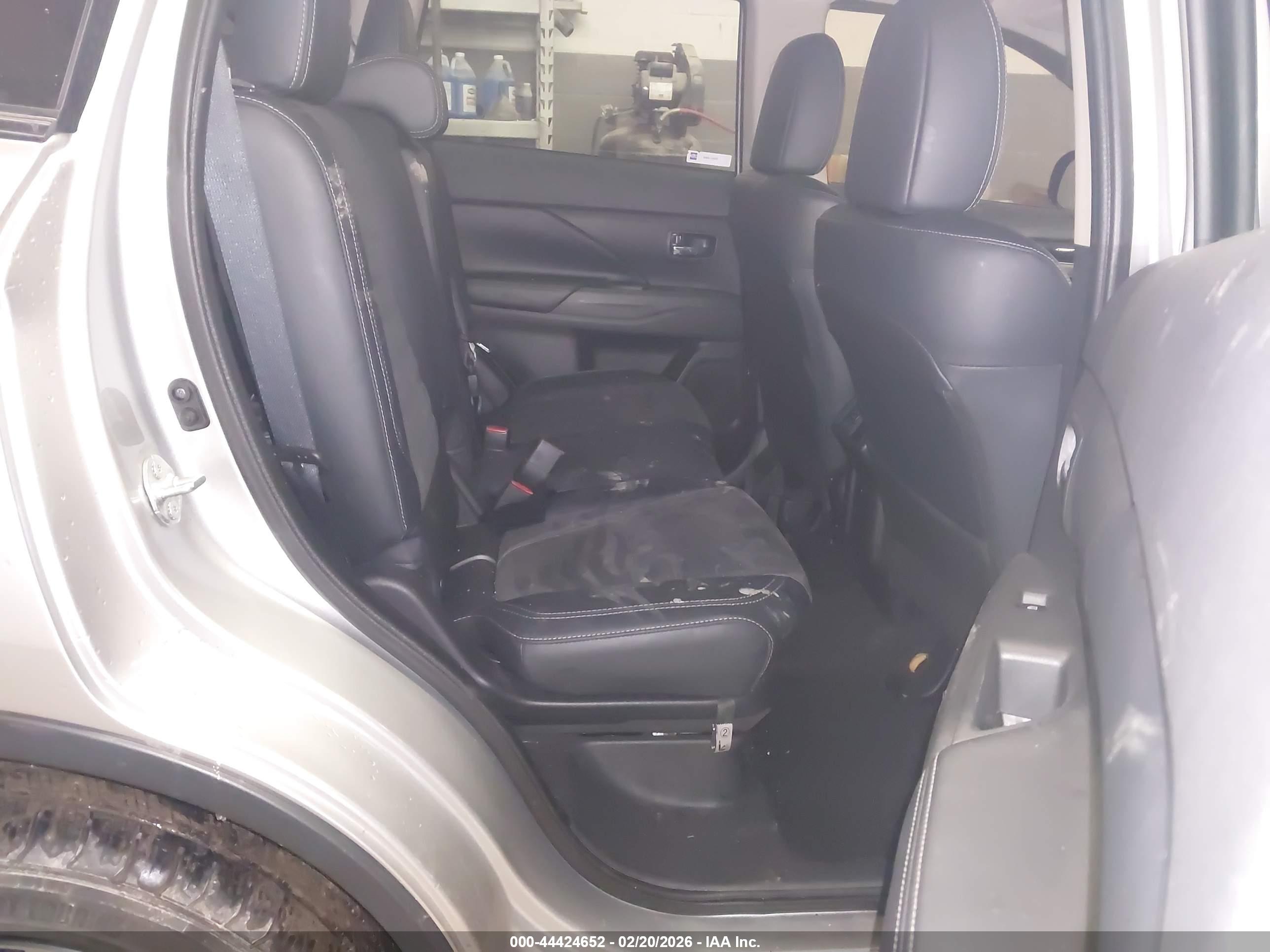 MITSUBISHI OUTLANDER image 8